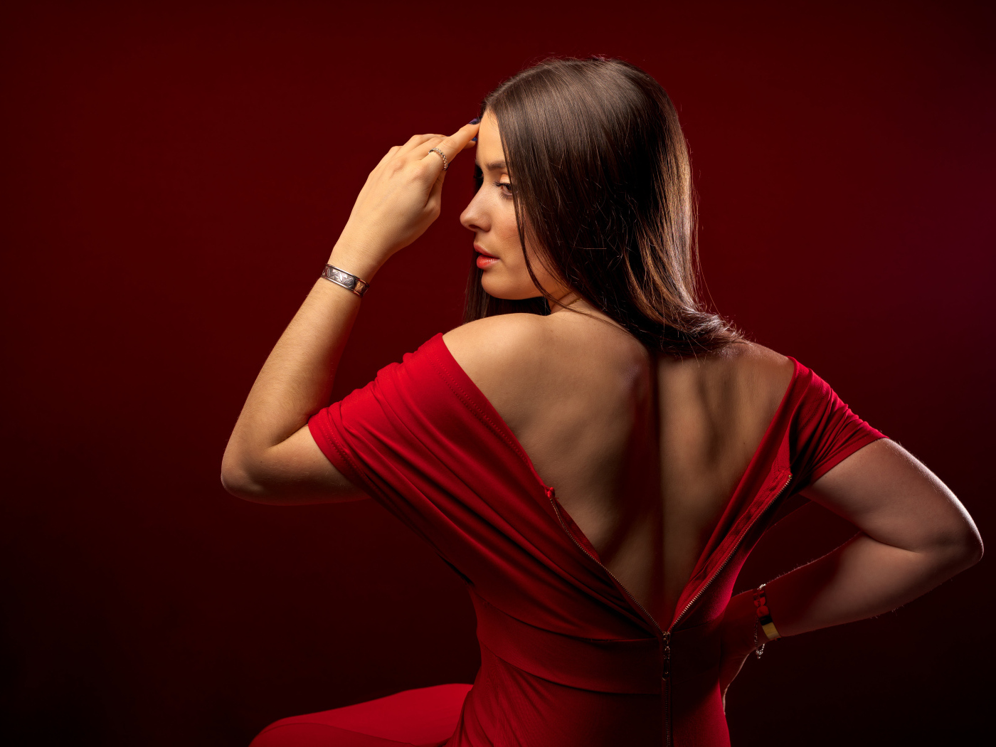 Вид сзади на красивую девушку в красном платье