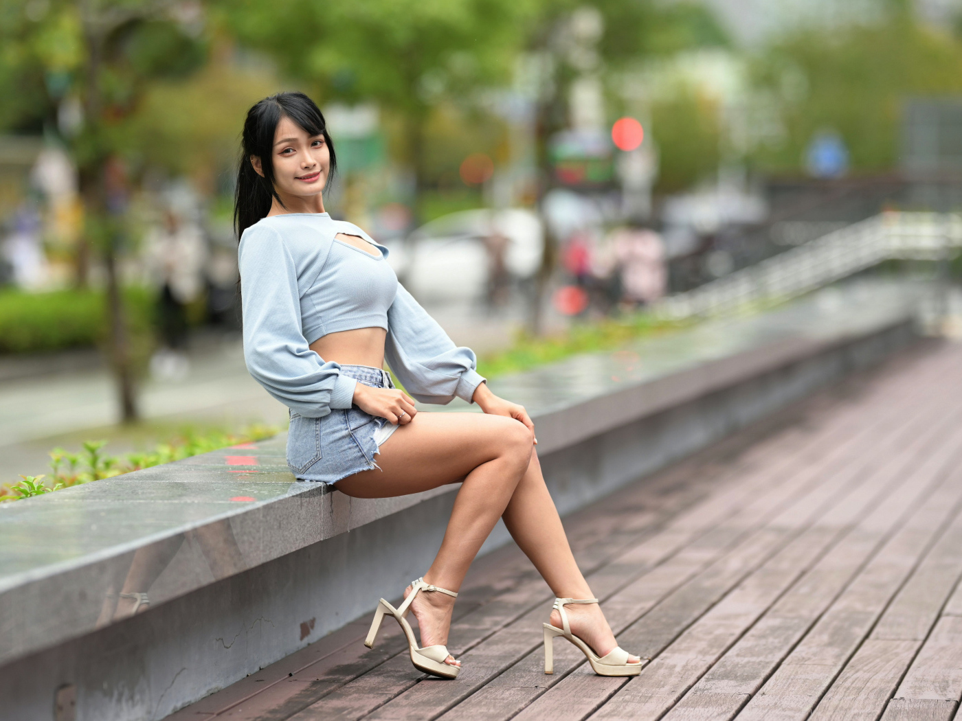 Стройная длинноногая девушка азиатка