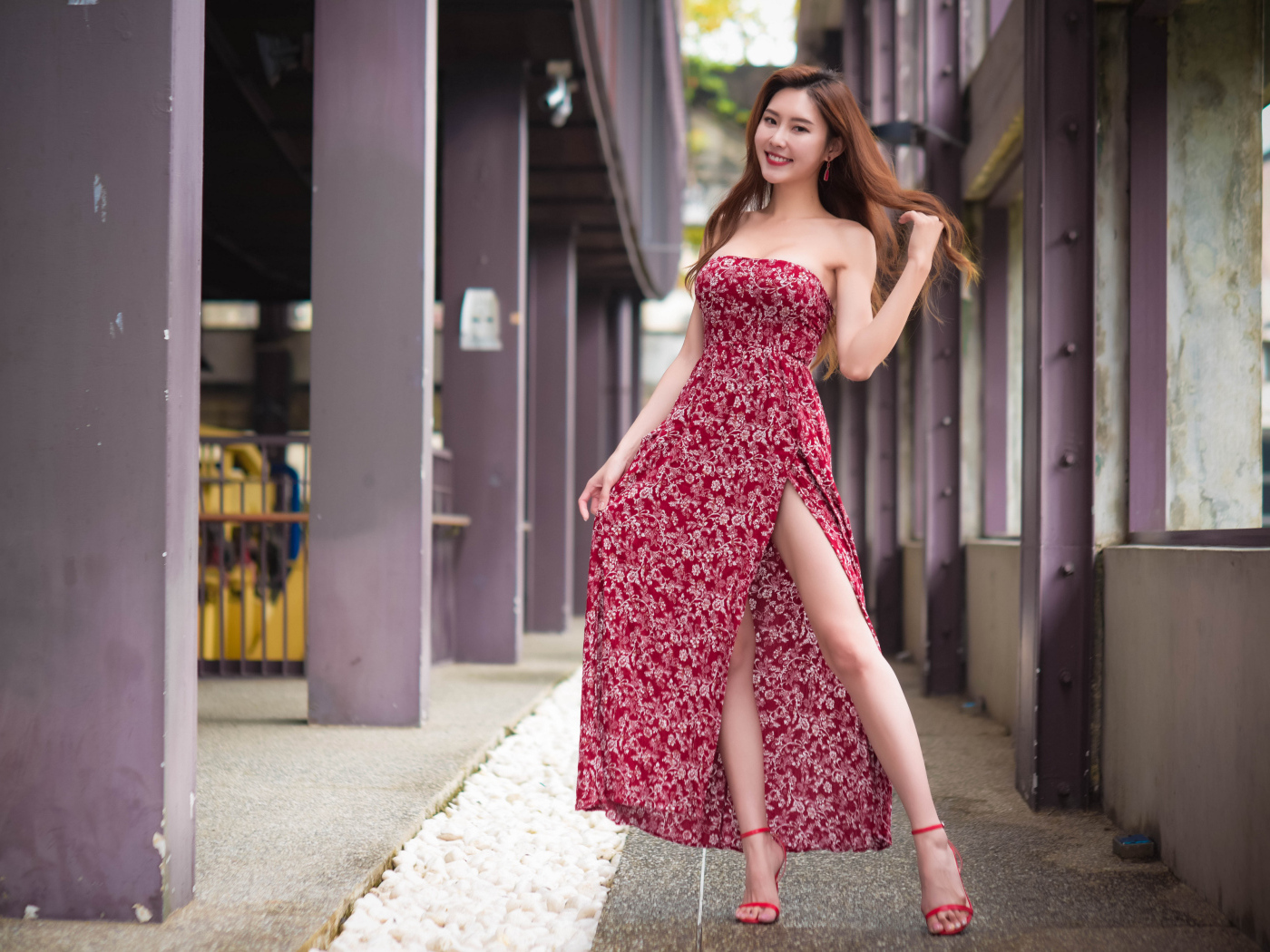 Улыбающаяся азиатка в красном платье