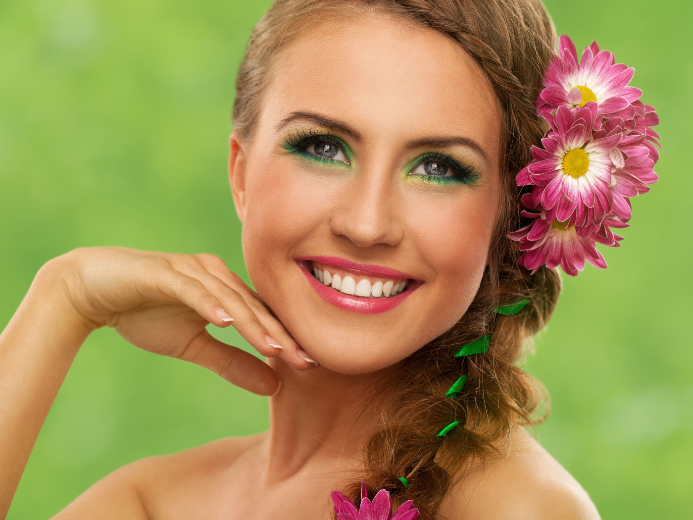 Улыбающаяся девушка с цветами в волосах