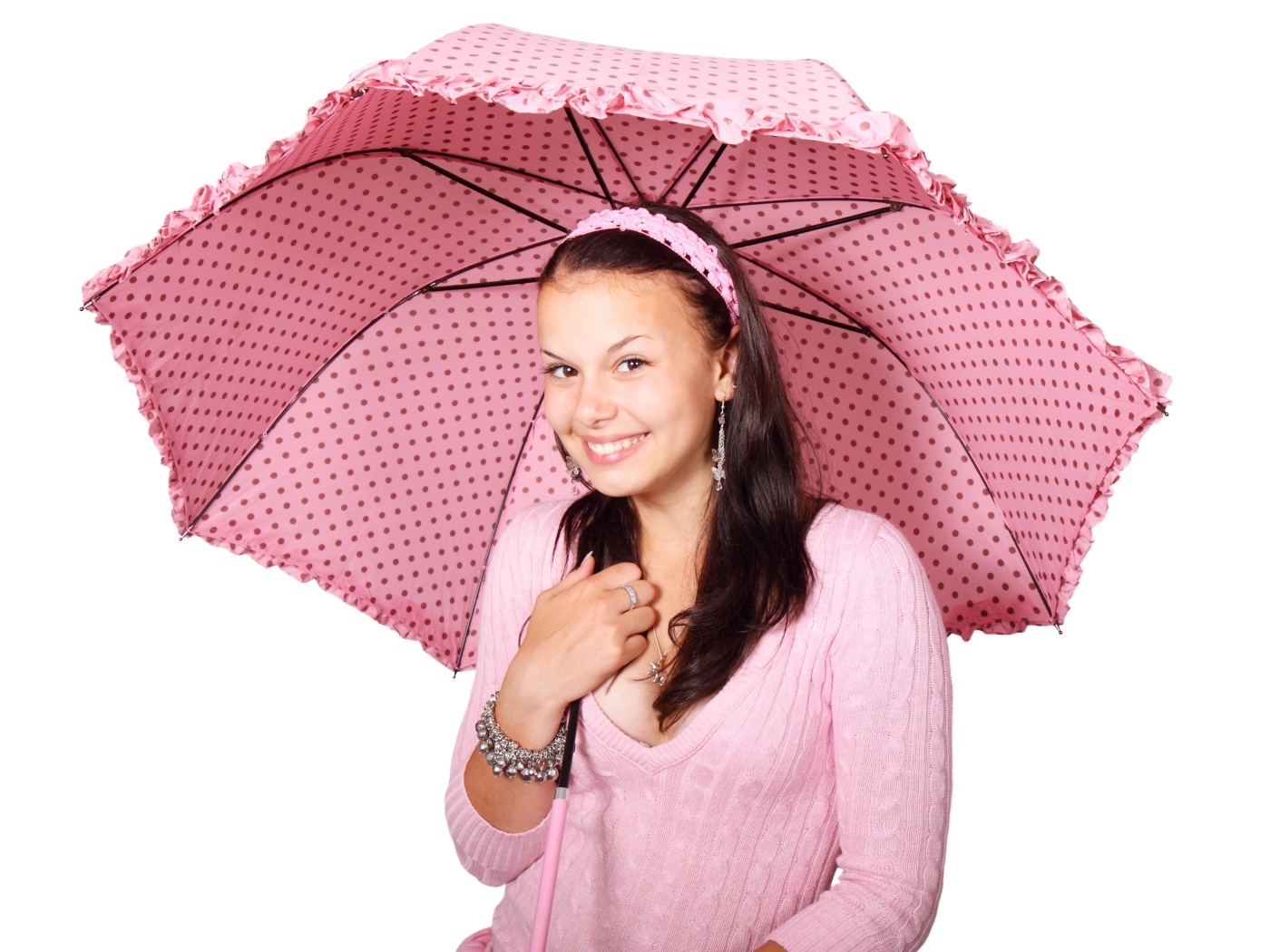 Улыбающаяся девушка с розовым зонтом на белом фоне