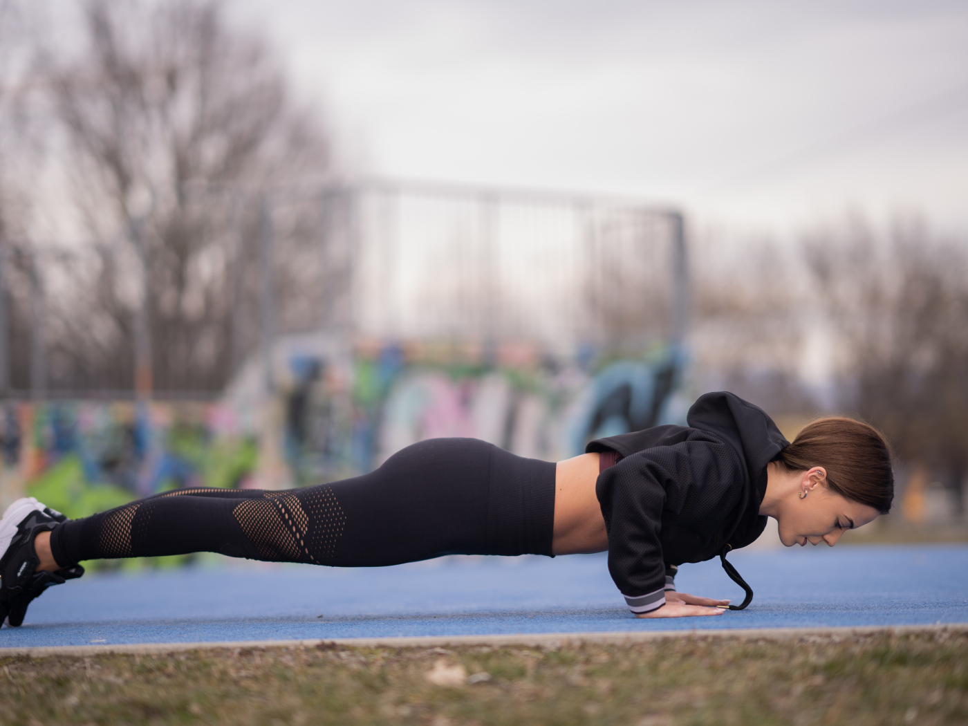 Спортивная девушка отжимается от земли