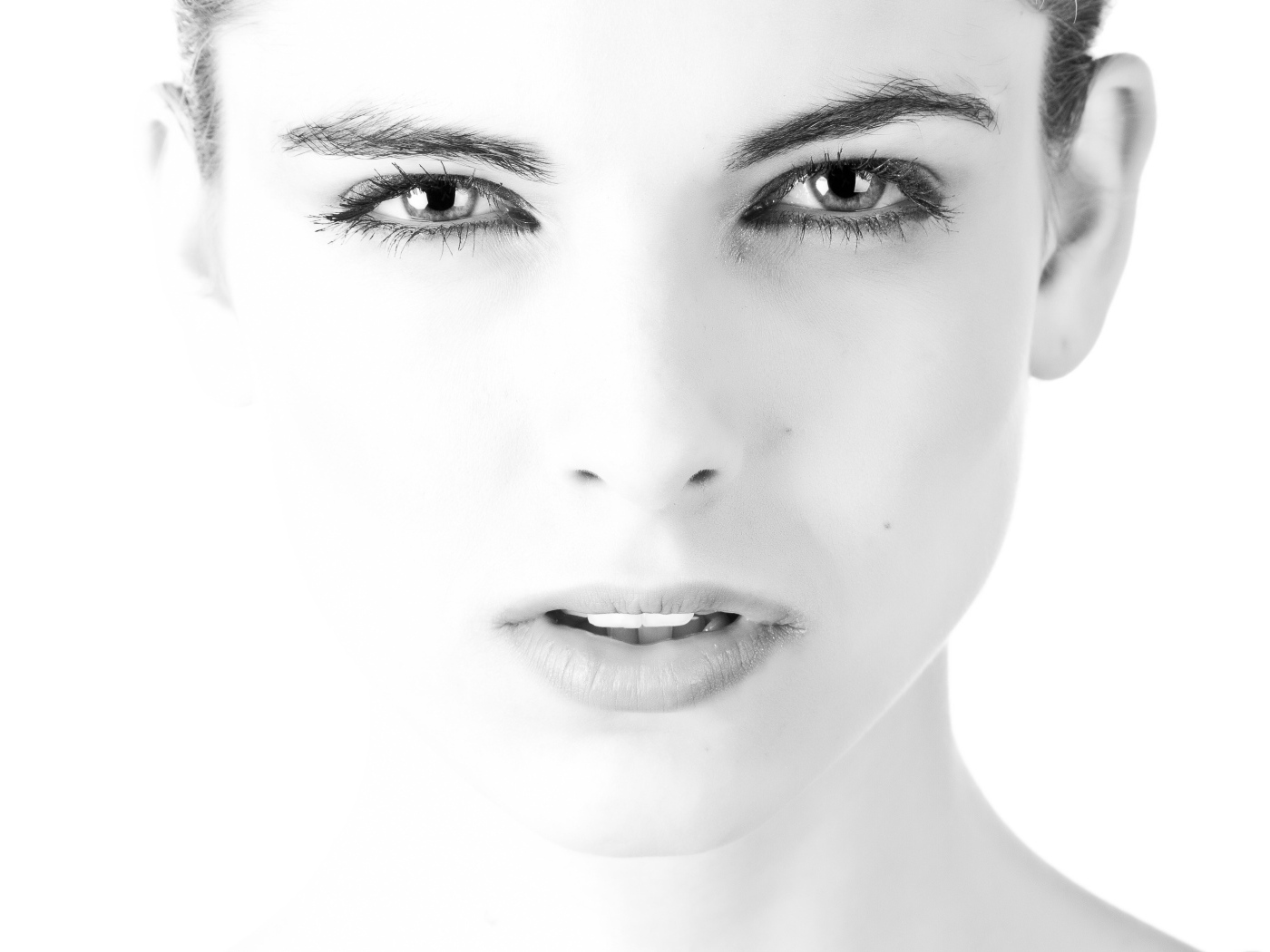 Лицо красивой девушки черно-белое фото 