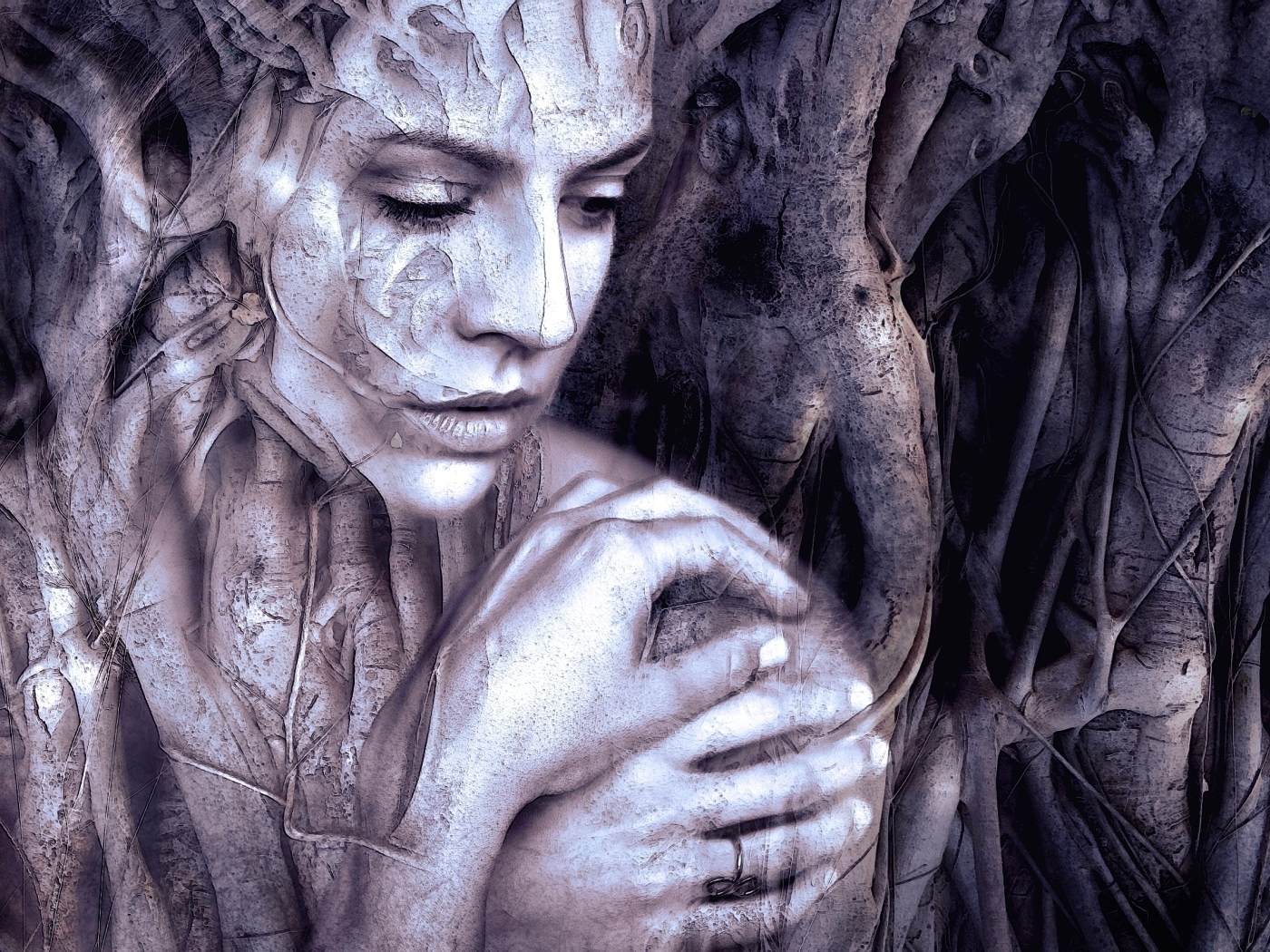 Девушка отражается в корнях дерева