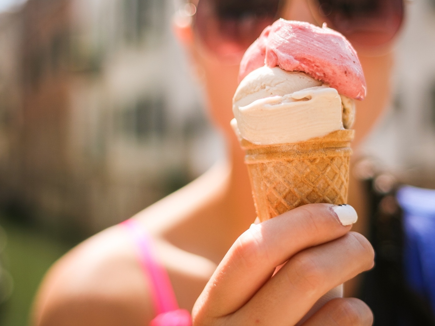 Девушка держит в руках мороженое