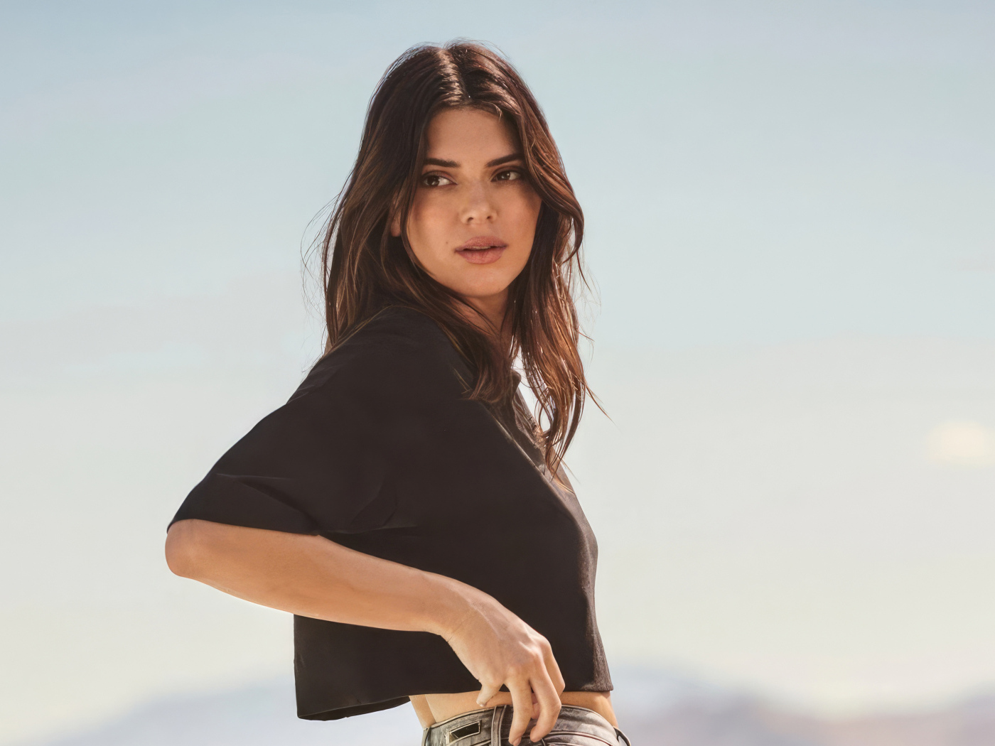 Американская популярная модель Кендалл Дженнер в черной футболке