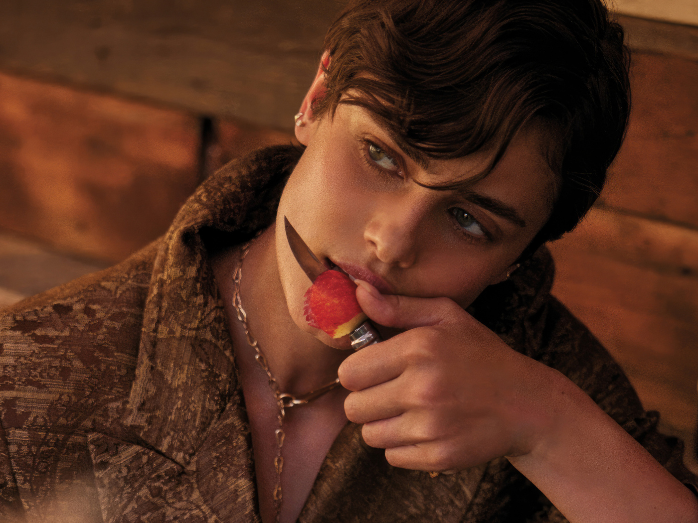 Американская топ модель Тейлор Хилл с ножом в руках