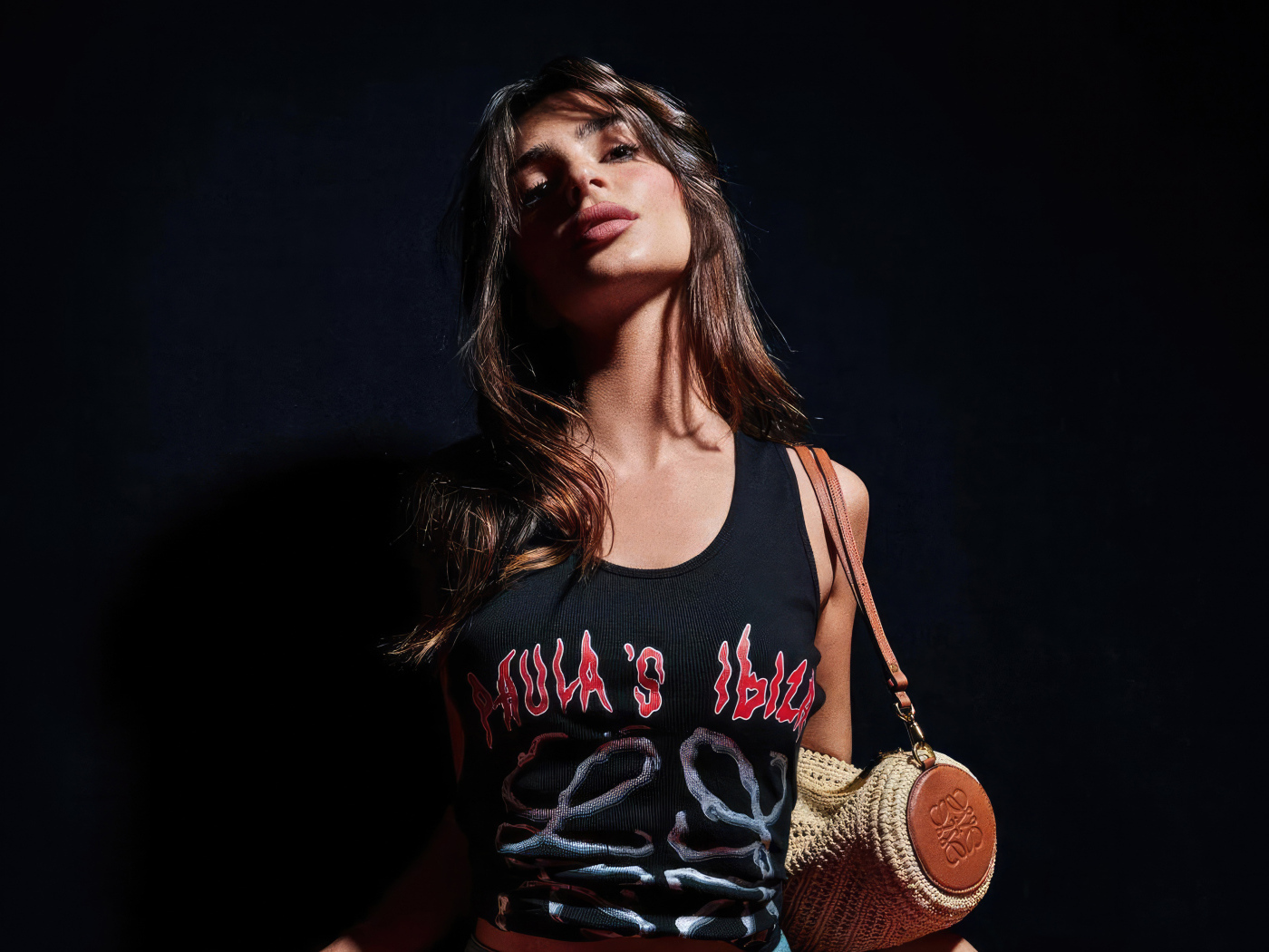 Красивая девушка американская модель Эмили Ратаковски на черном фоне