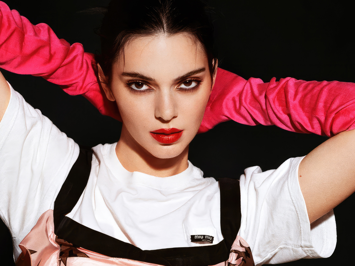 Кареглазая модель Кендалл Дженнер в красных перчатках