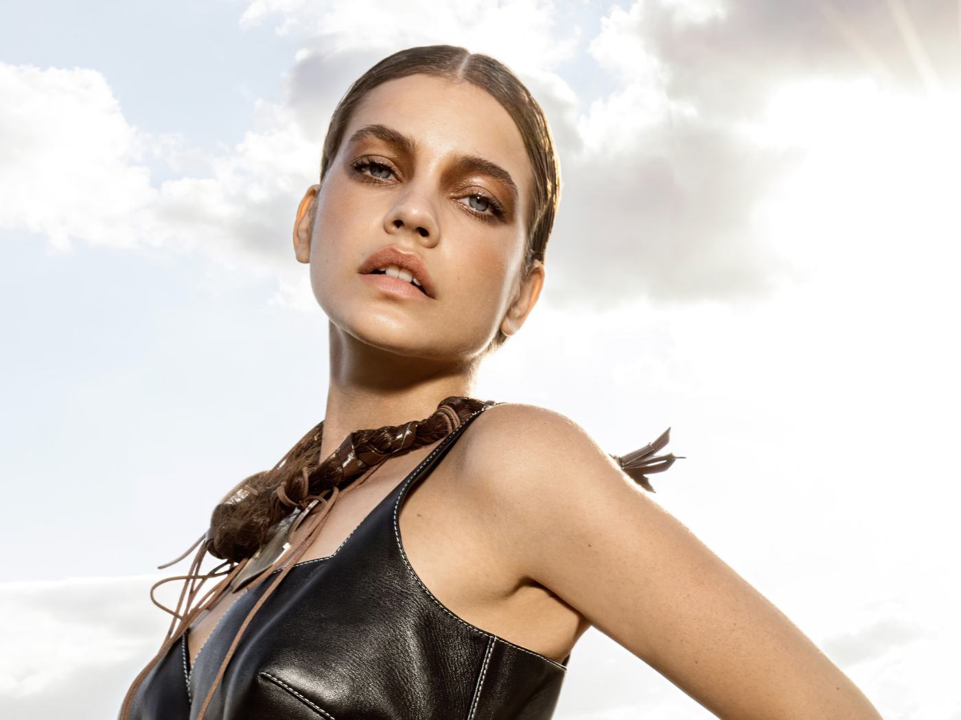 Модель Барбара Палвин в лучах солнца