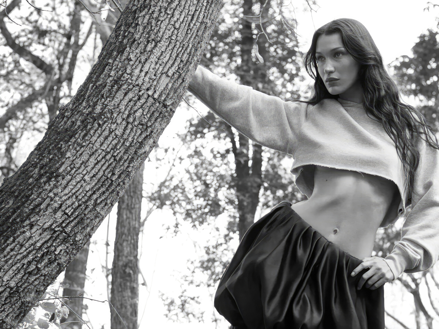 Модель Белла Хадид стоит у дерева в парке