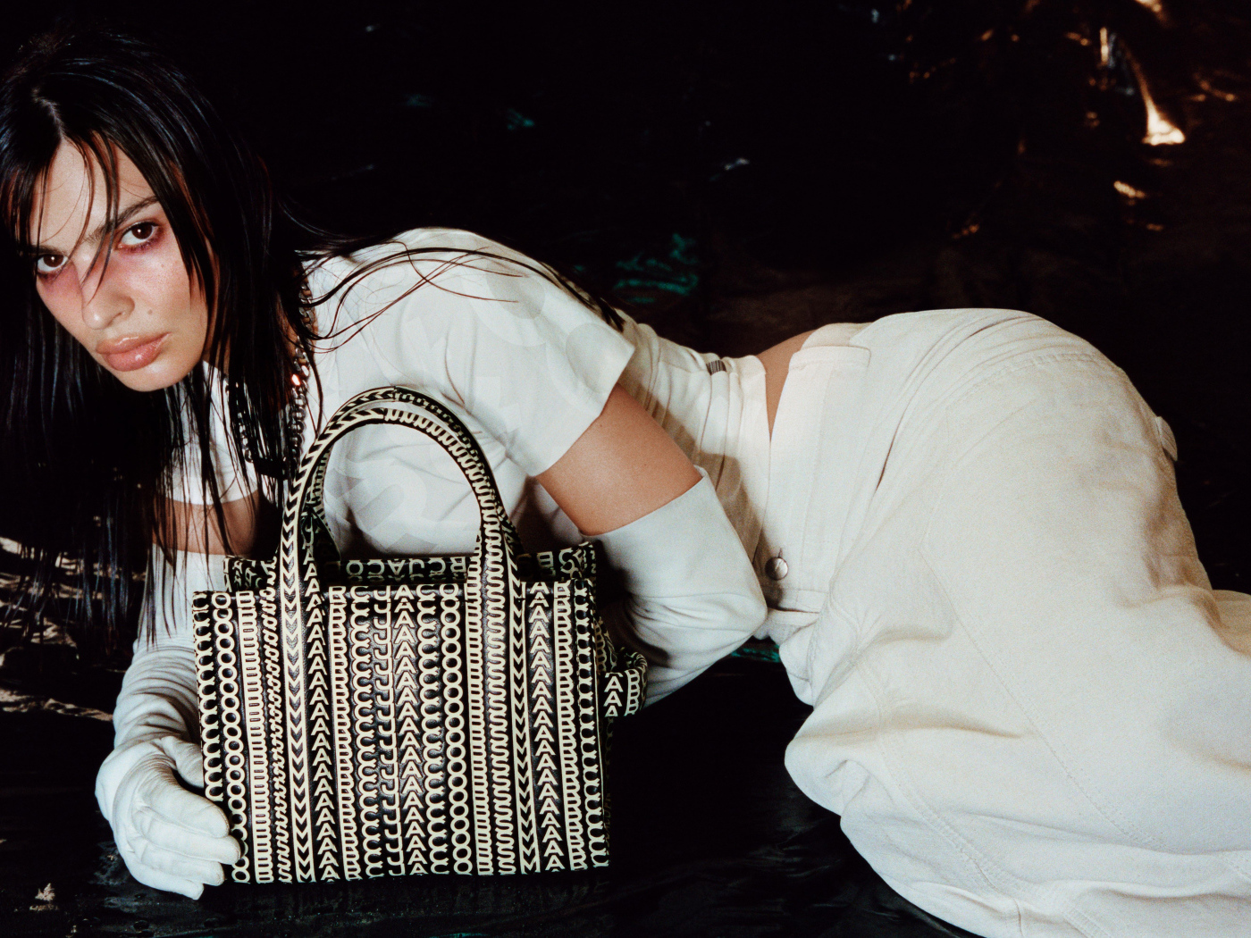 Модель Эмили Ратаковски лежит в белом костюме