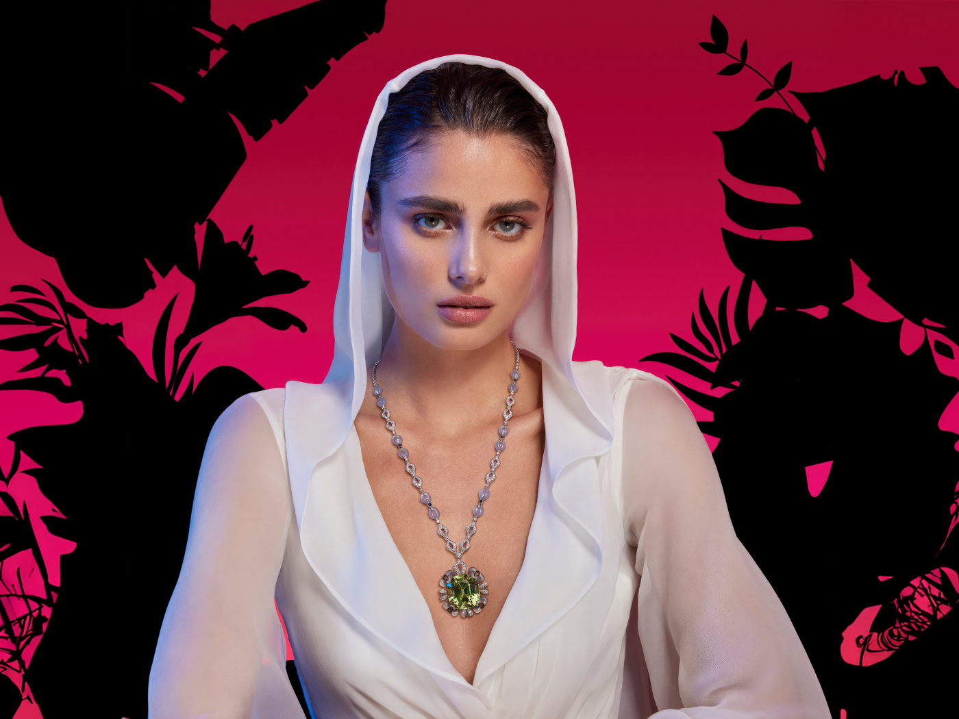 Модель Тейлор Хилл в красивом наряде