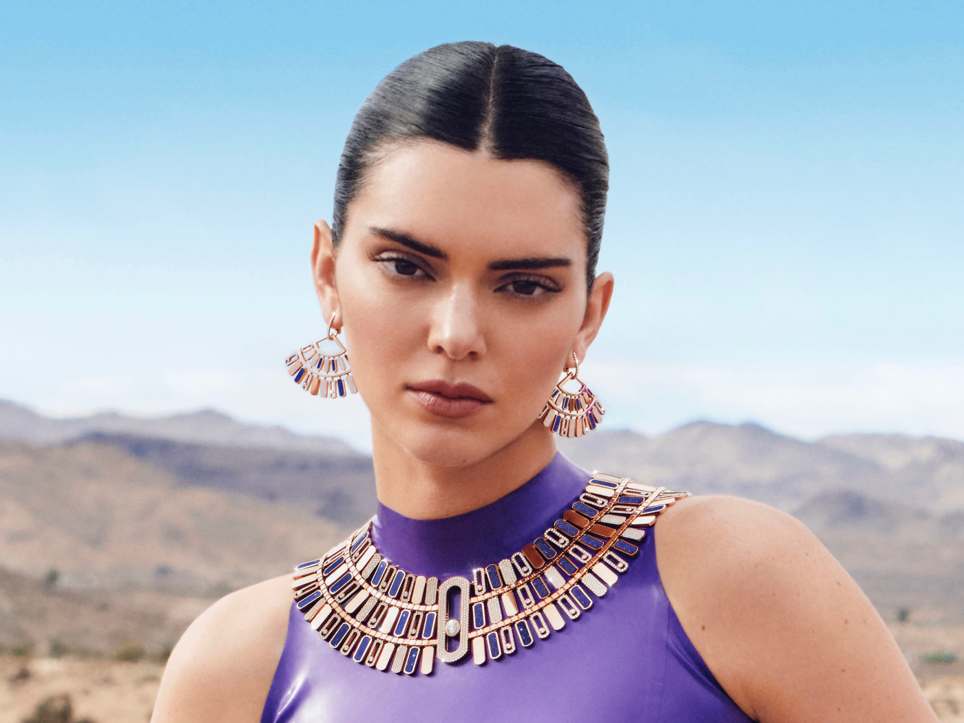 Серьезная девушка модель  Кендалл Дженнер