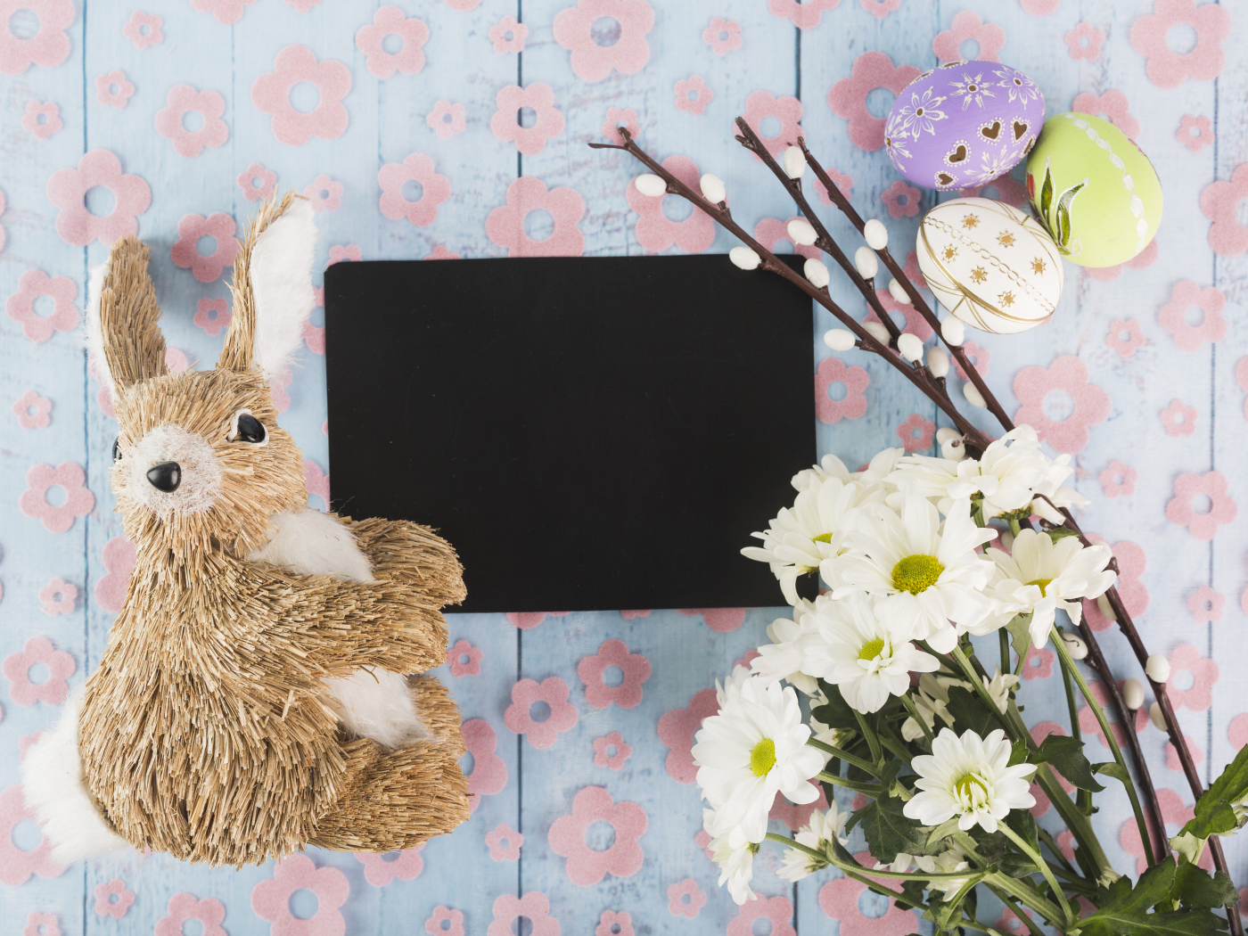 Цветы, яйца и кролик для шаблона поздравительной открытки на Пасху