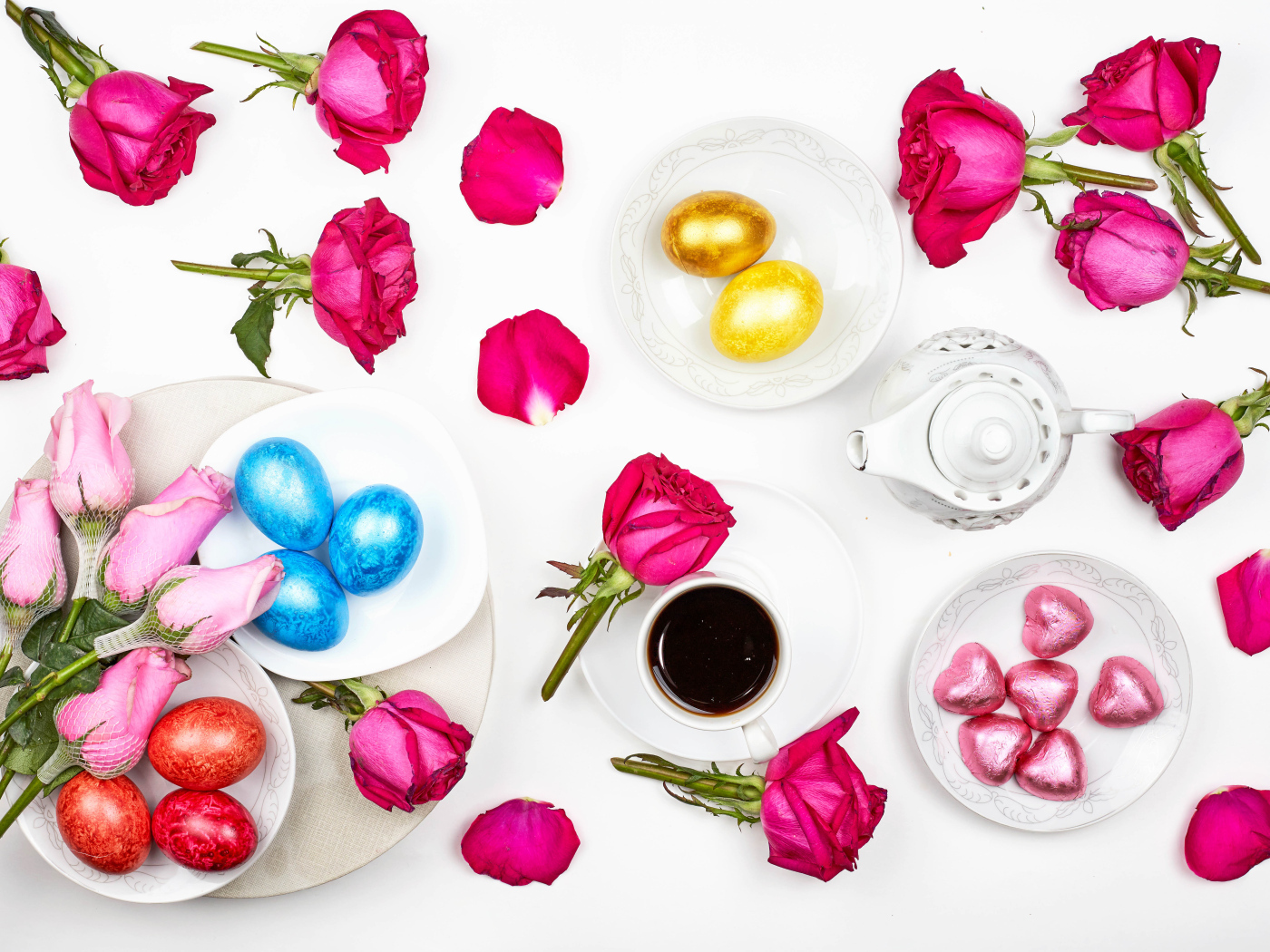 Розы и яйца на святой праздник Пасха
