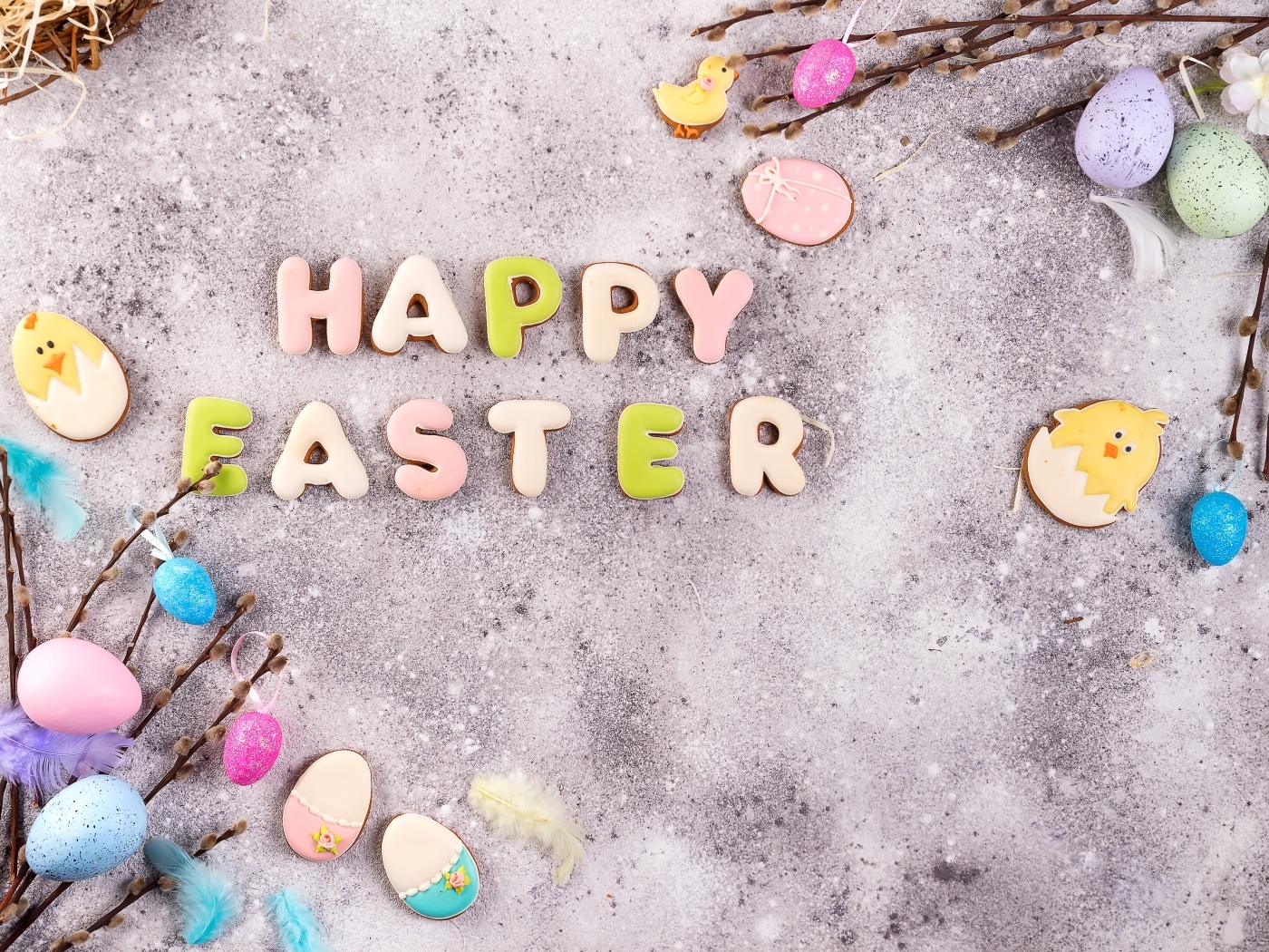 Надпись на сером столе Счастливой Пасхи