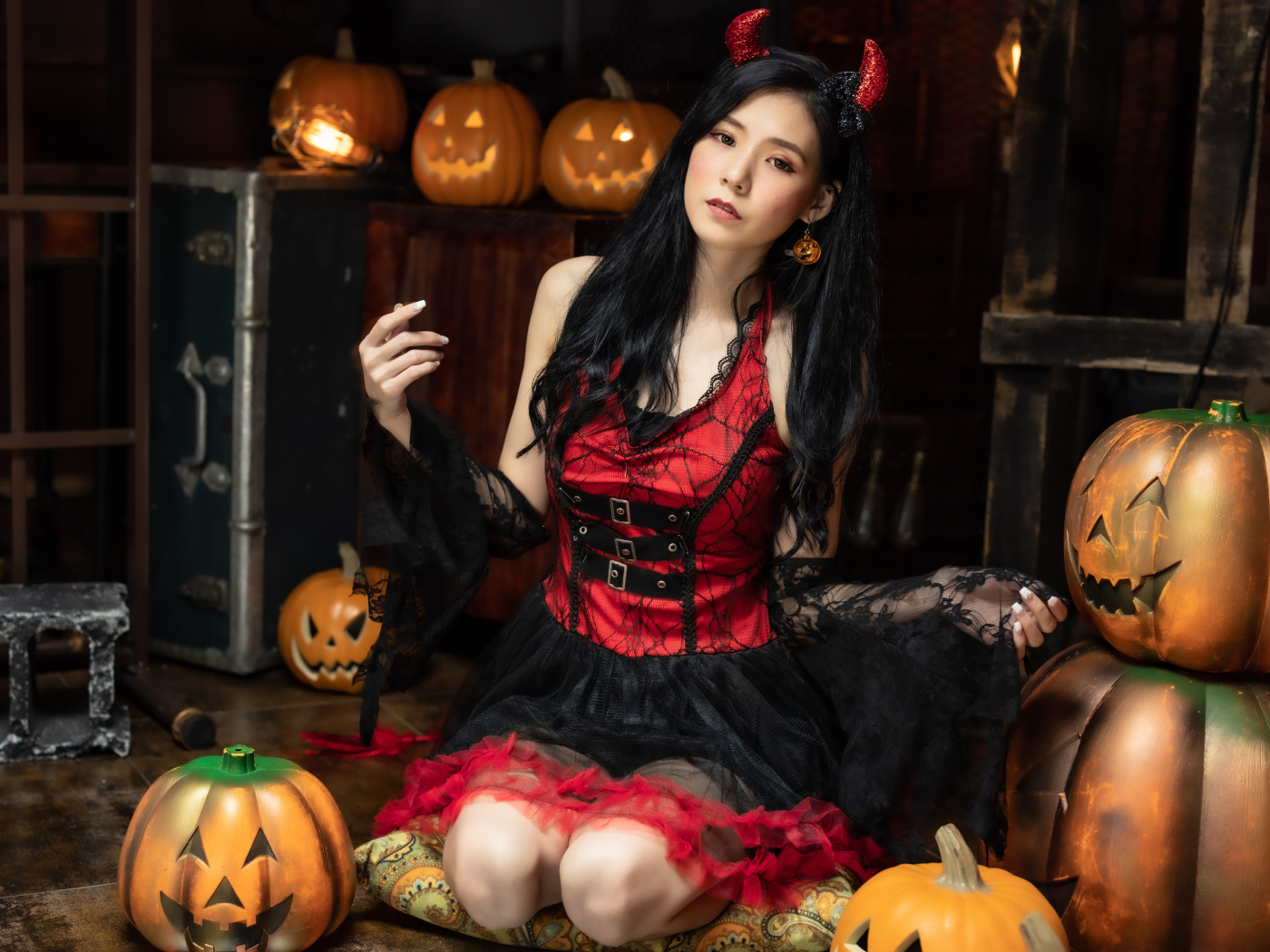 Девушка в красивом платье на Хэллоуин