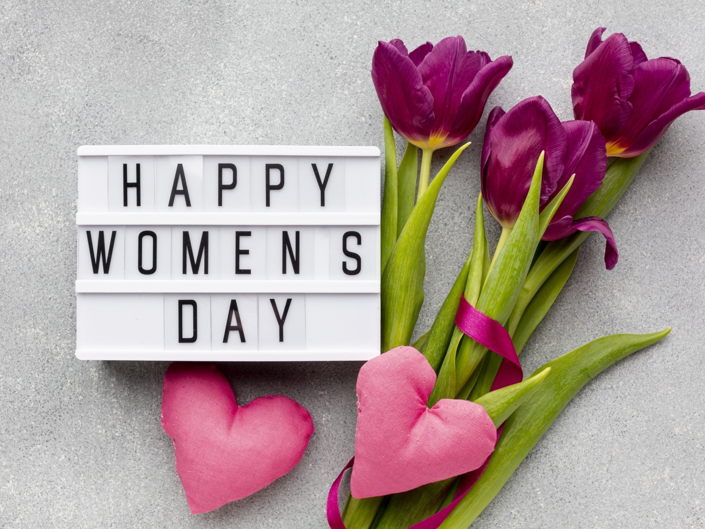 Букет тюльпанов на сером фоне на Международный женский день
