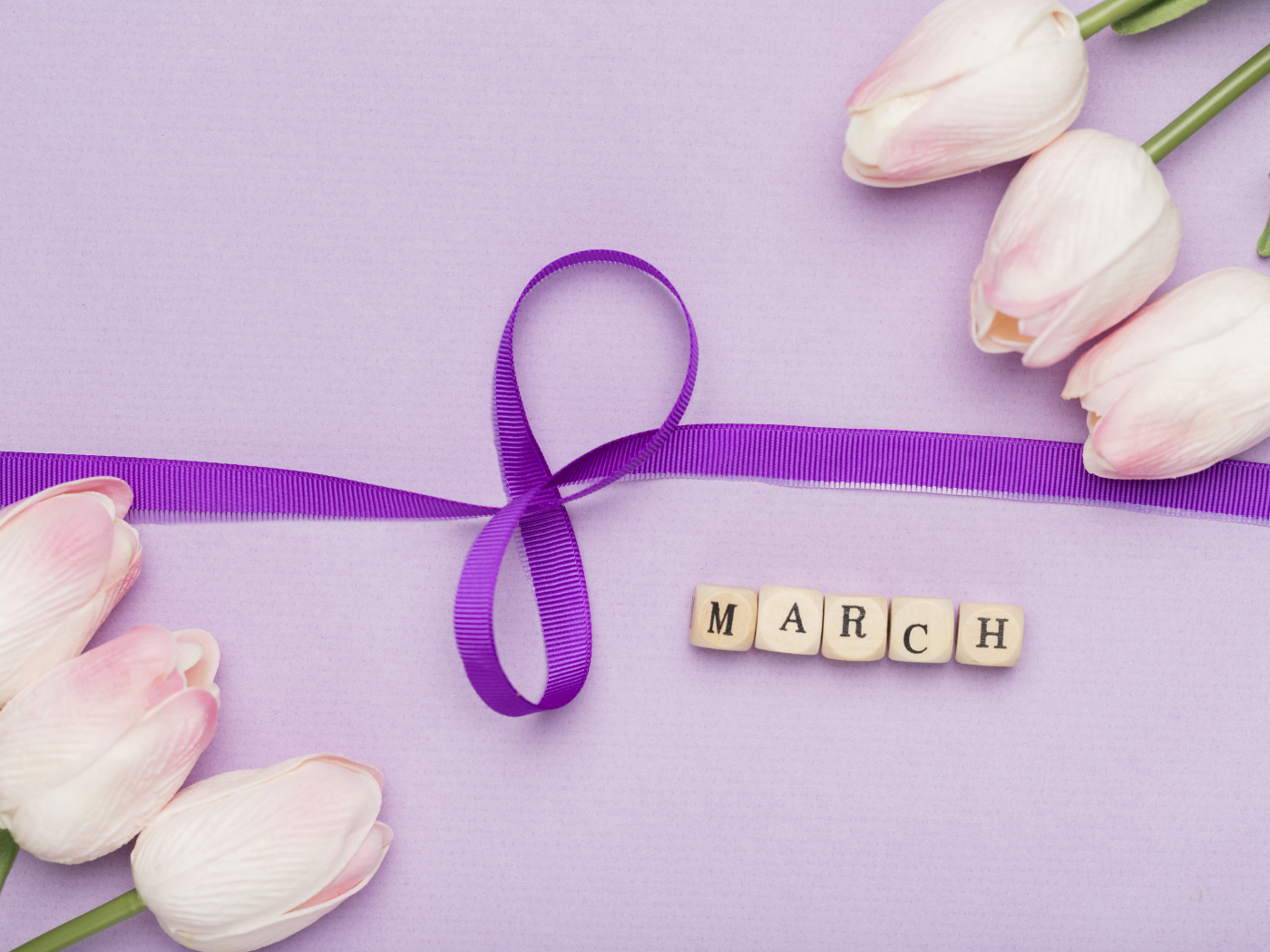 Нежная открытка с розовыми тюльпанами на 8 марта