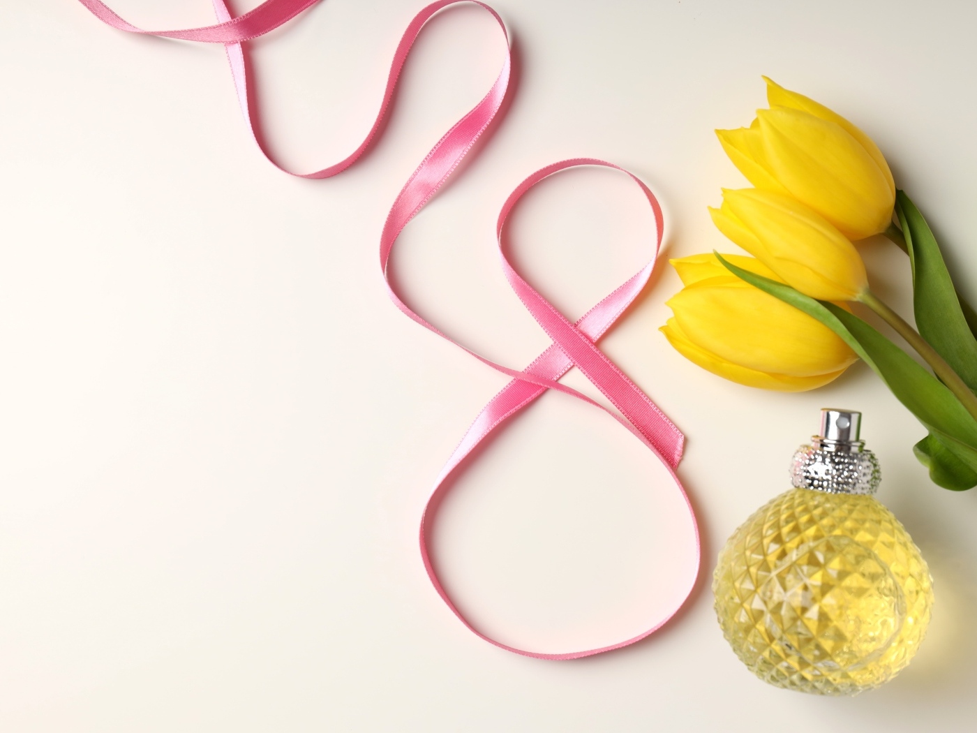 Цифра 8, желтые тюльпаны и духи для любимой