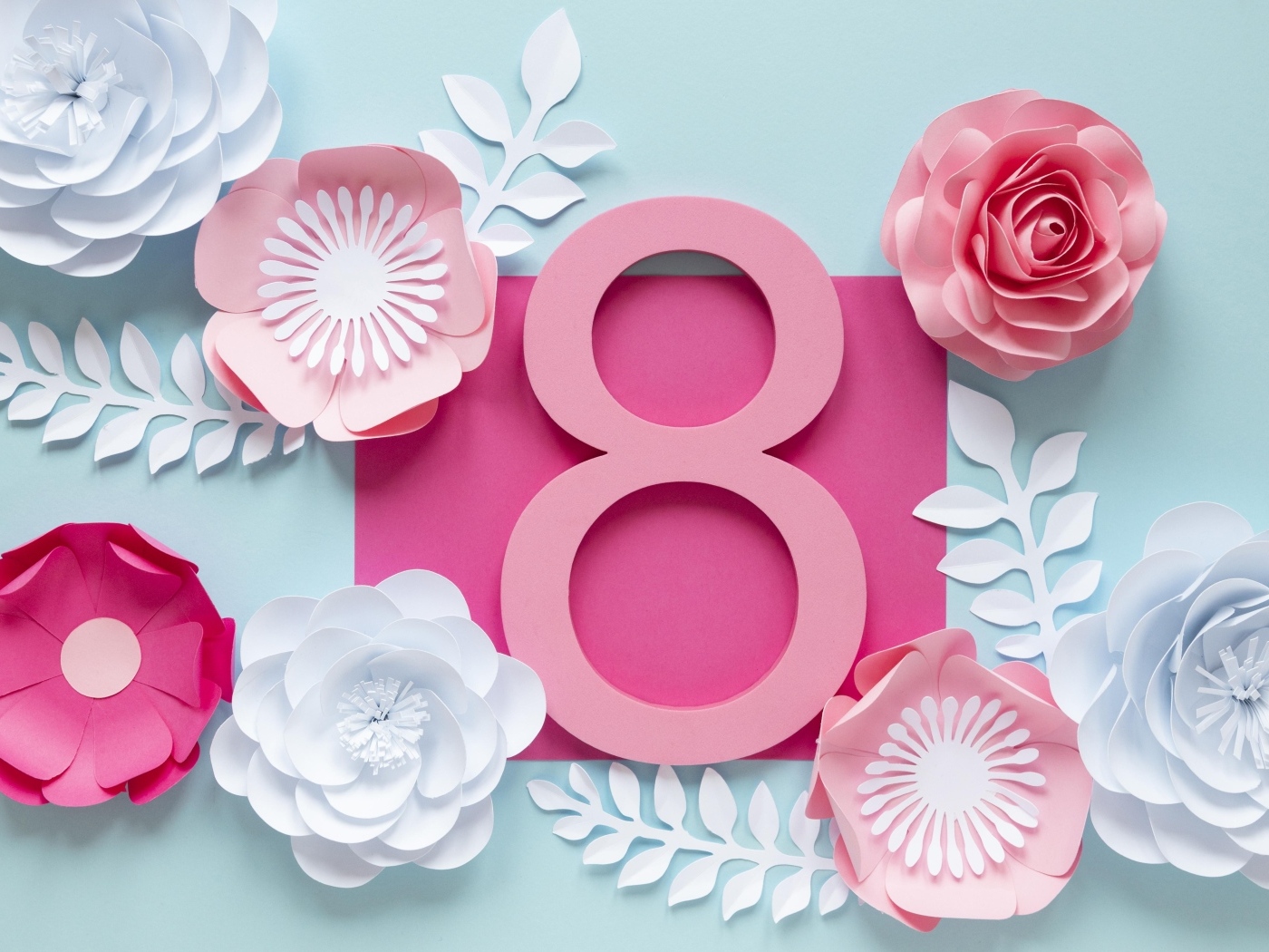 Бумажные цветы на открытке на 8 марта