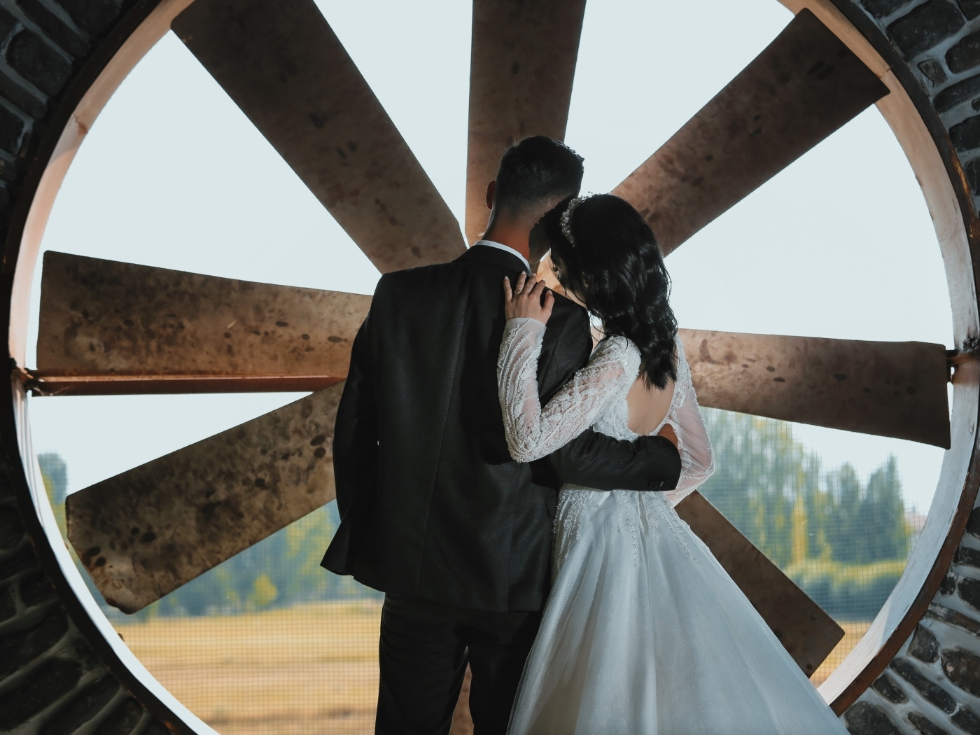 Влюбленные жених и невеста стоят у окна