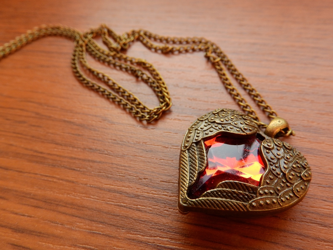 Красивый кулон в форме сердца с красным камнем