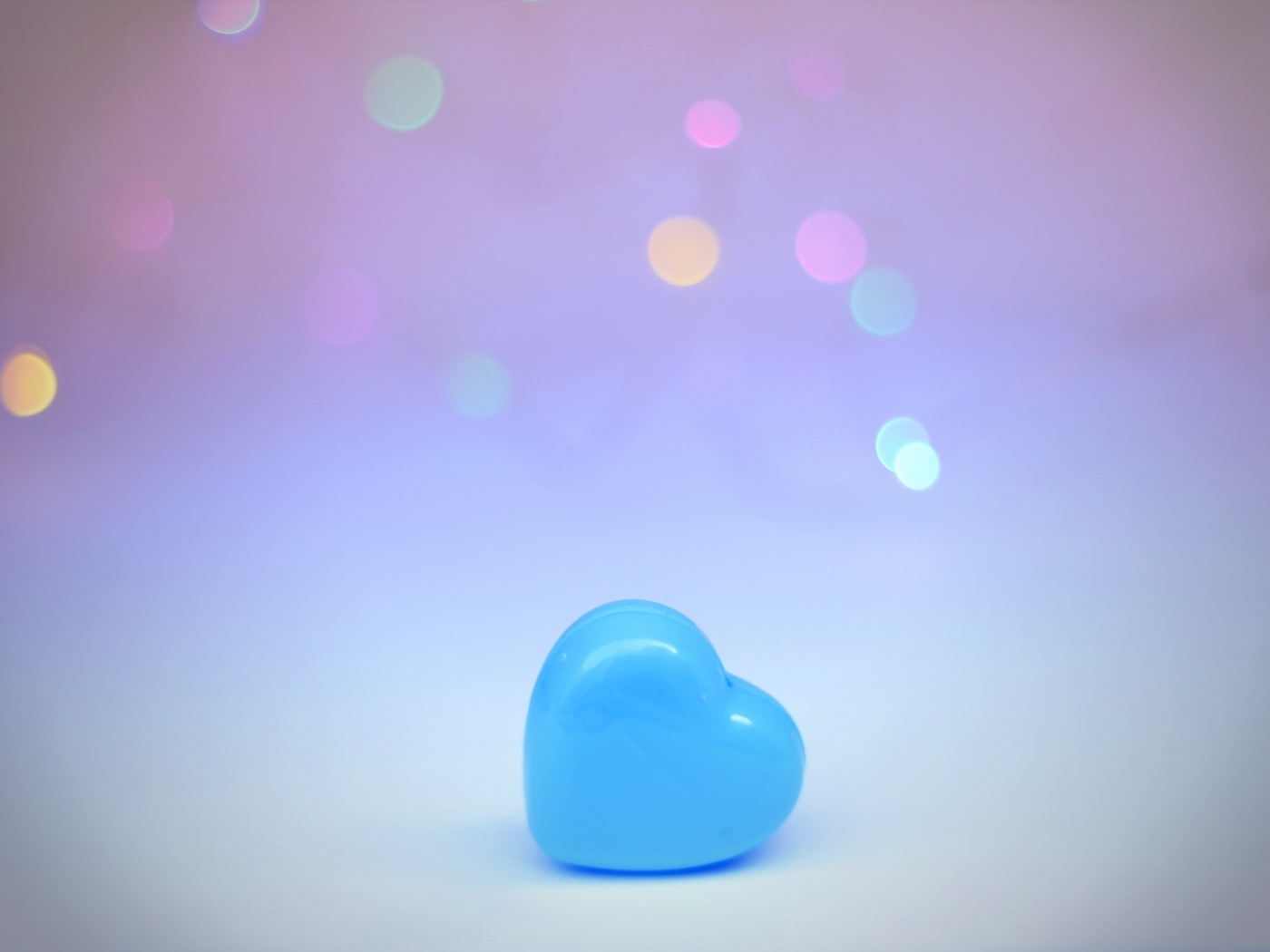 Голубое пластиковое сердце 
