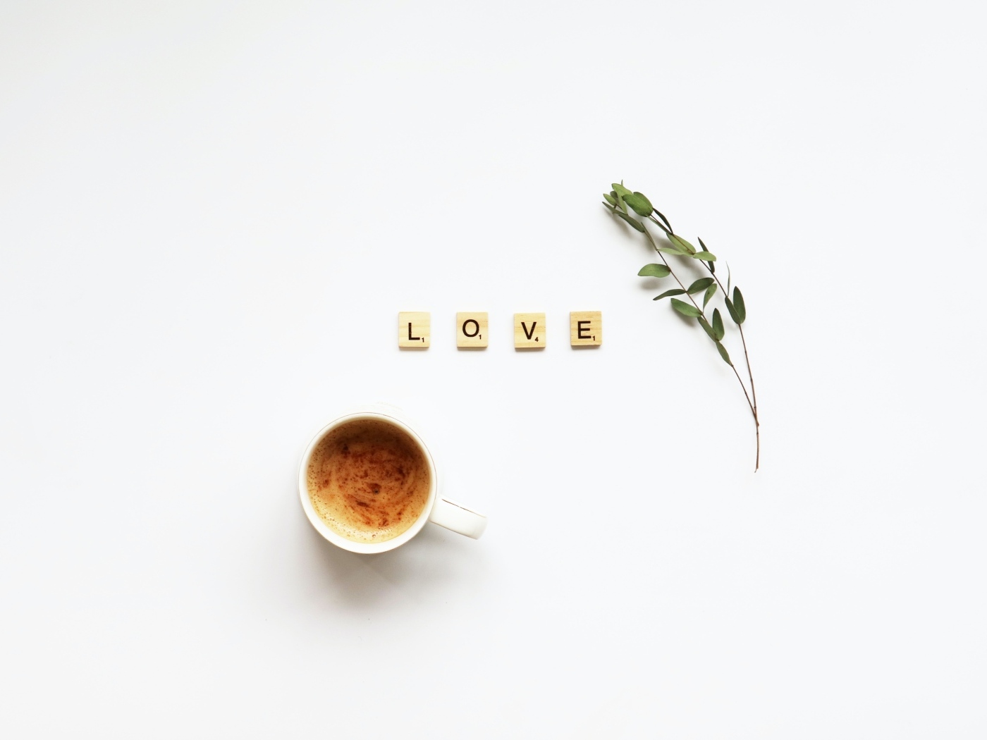 Кубики с надписью любовь на столе с кофе