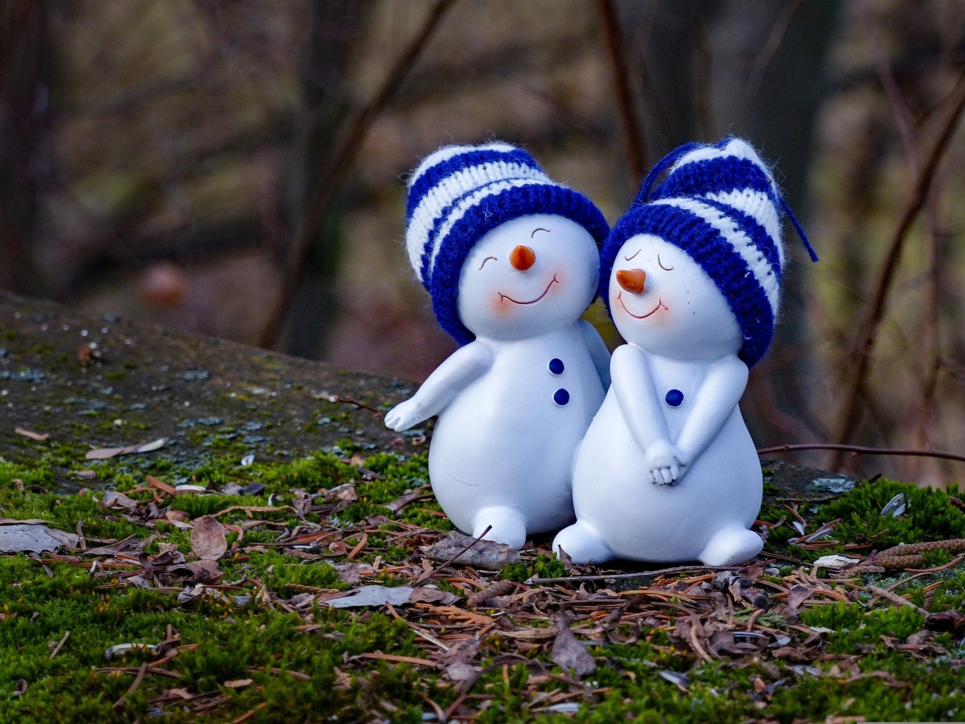 Figurine with snowmen in love on the ground
