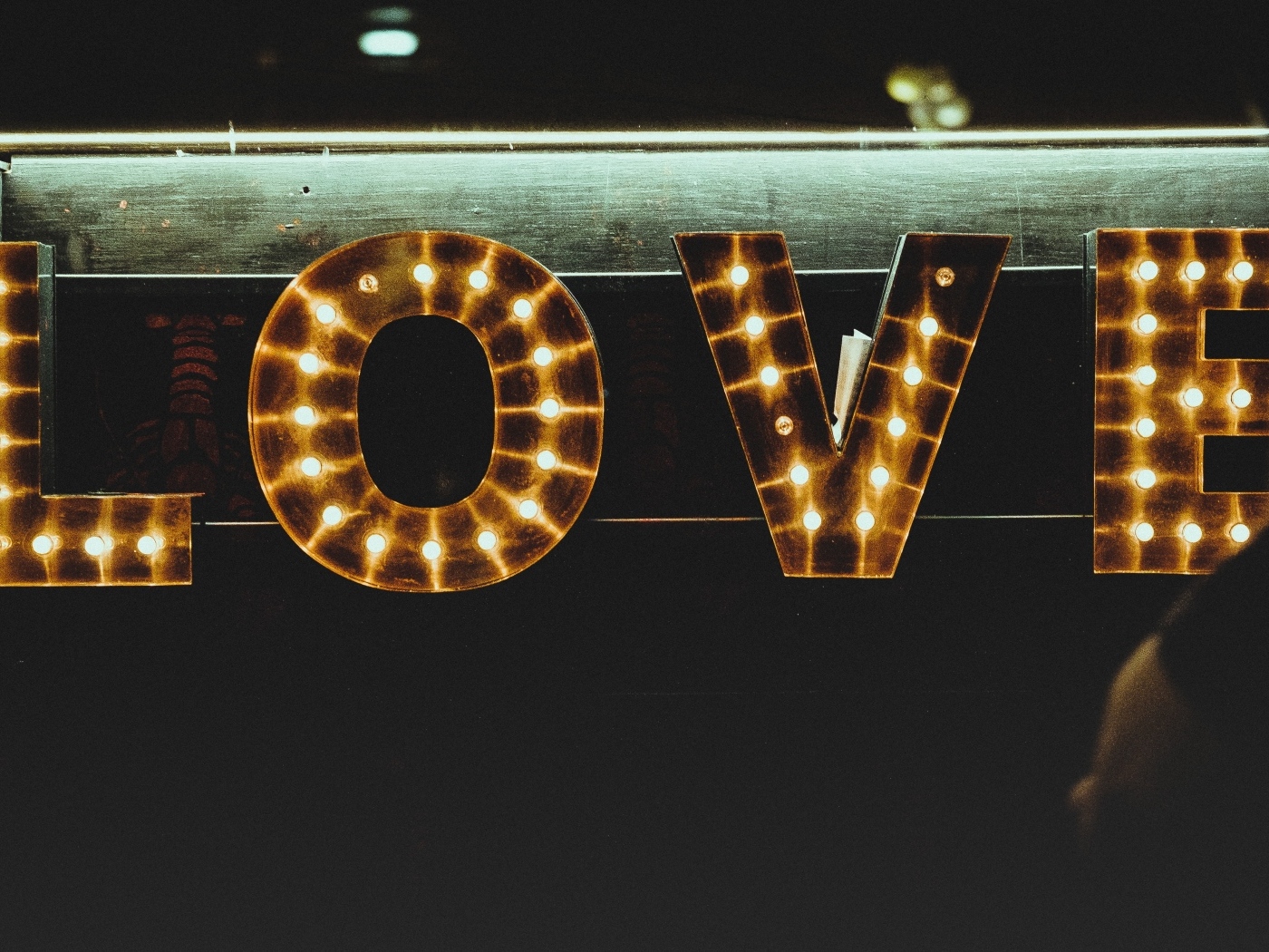 Светящаяся большая надпись любовь