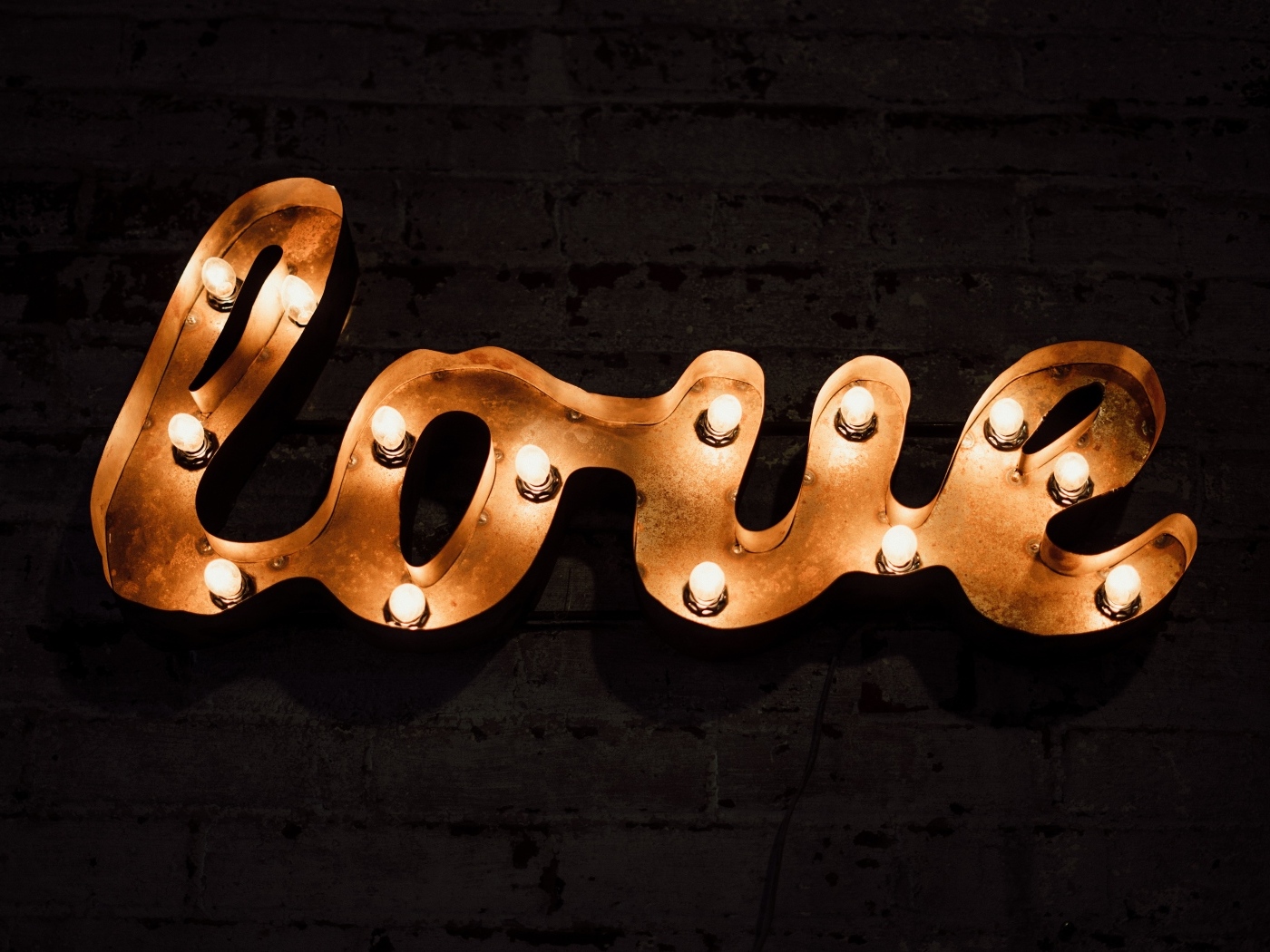 Светящаяся надпись любовь на черной стене