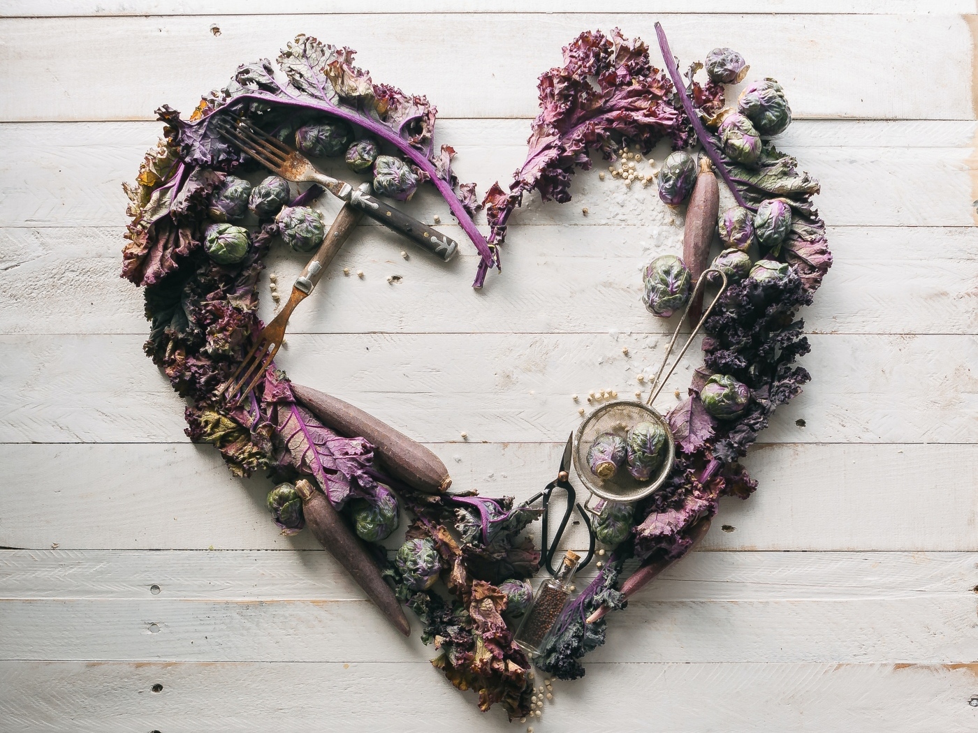 Сердце из овощей на деревянном столе