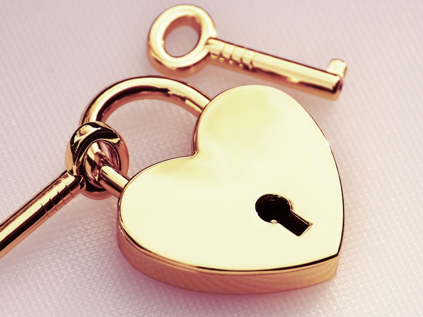 Замок в форме сердца с ключами