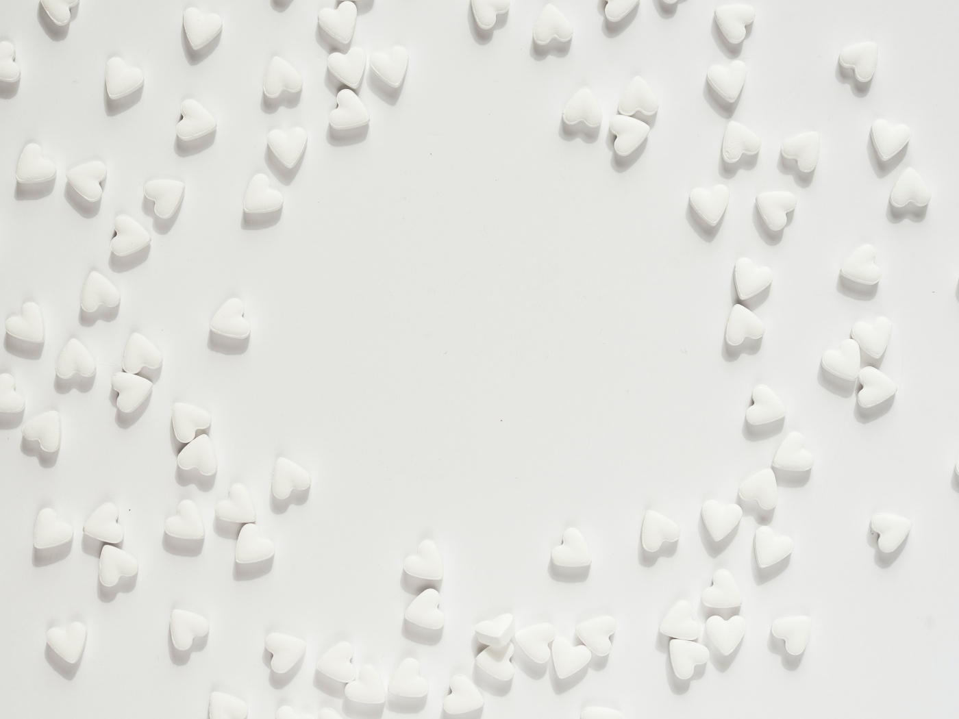 Маленькие белые сердечки на сером фоне
