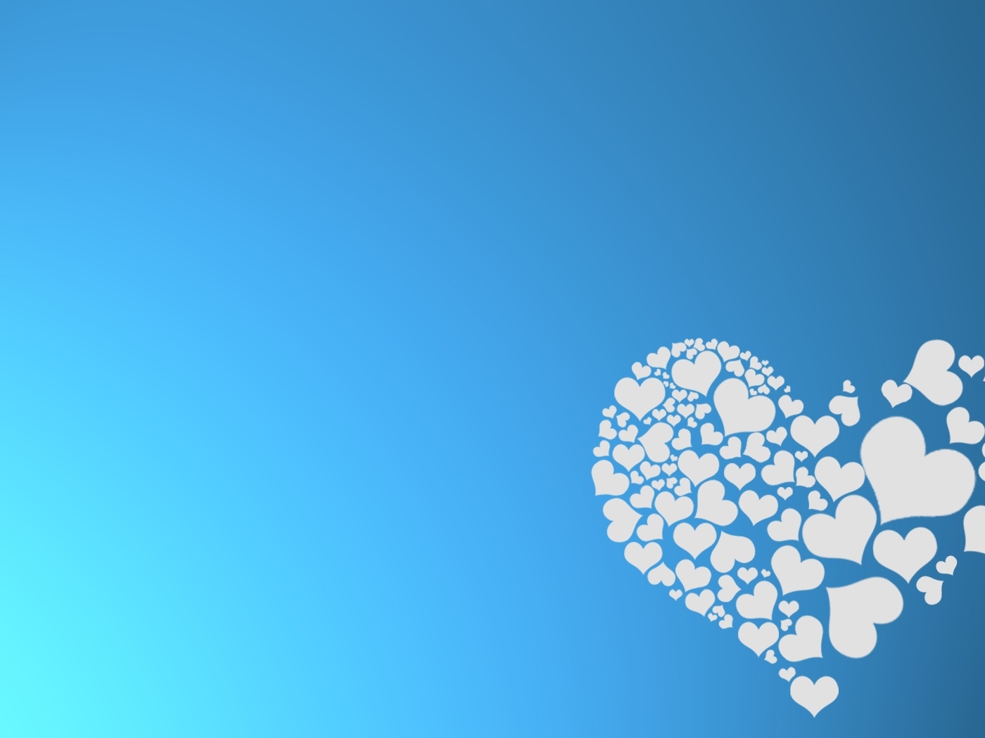 Маленькие белые сердечки рассыпаются на голубом фоне