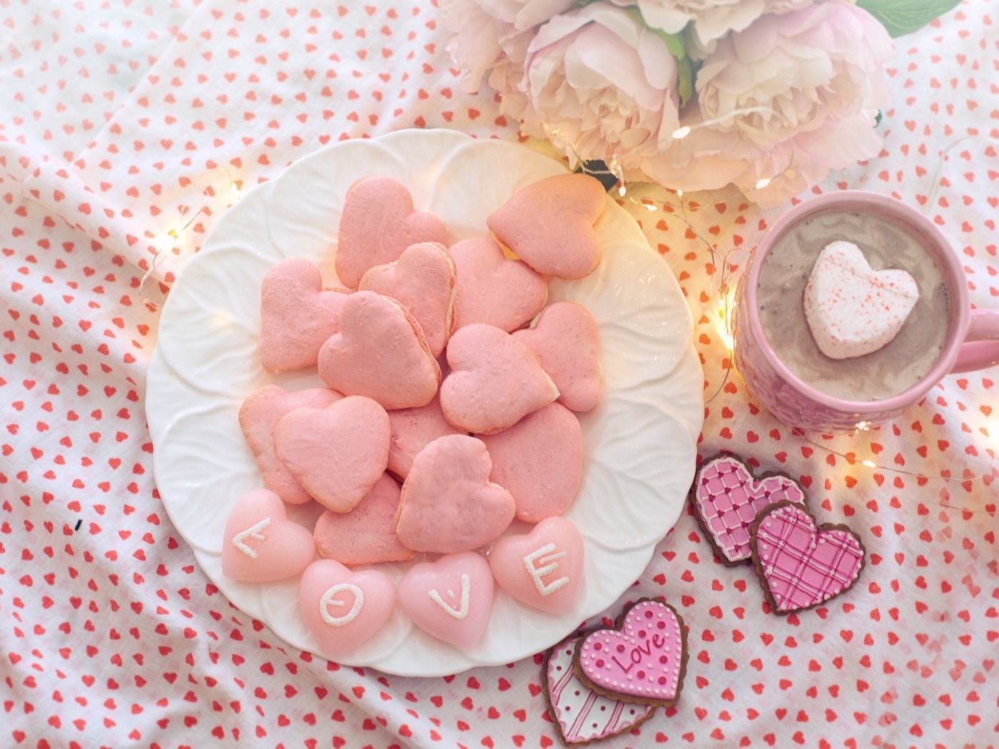 Сладкое розовое печенье в форме сердца для любимой