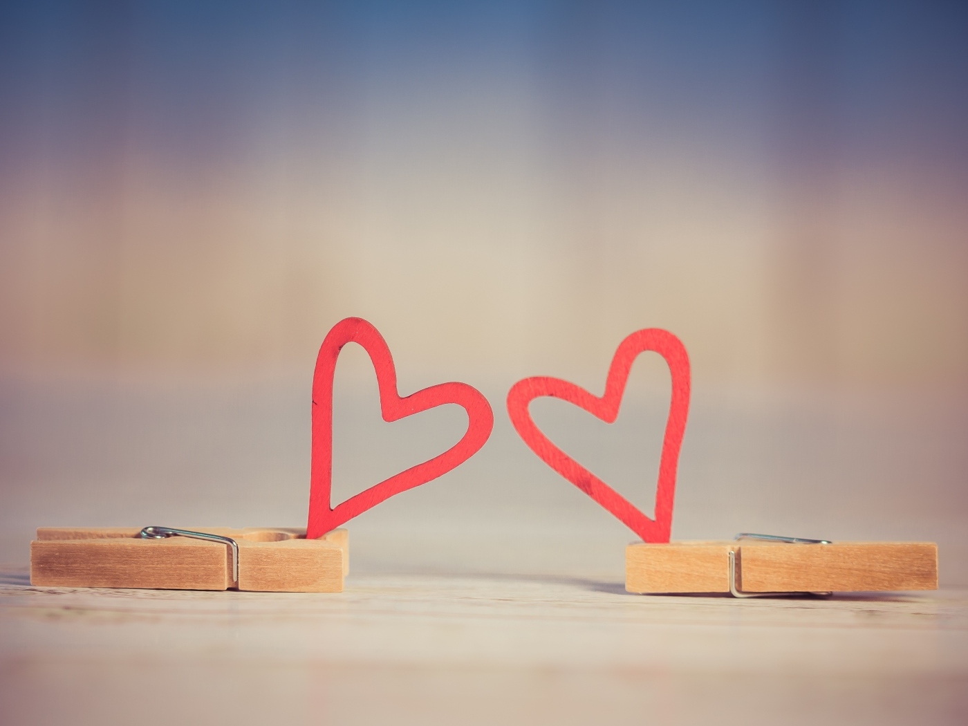 Две прищепки с красным сердцем