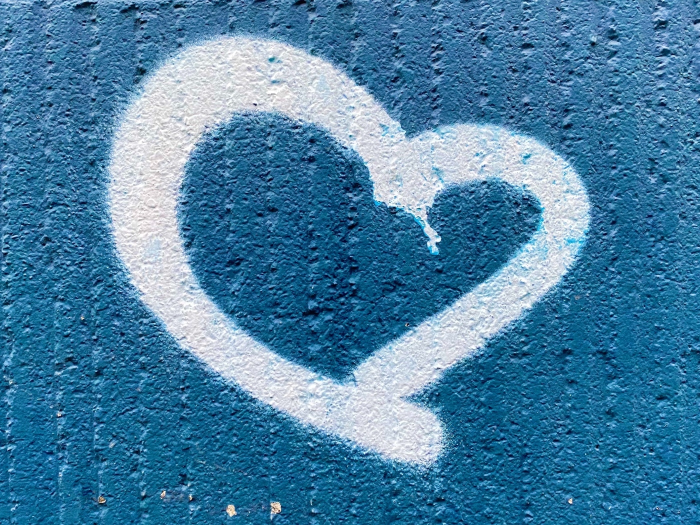 Белое сердце на синей стене