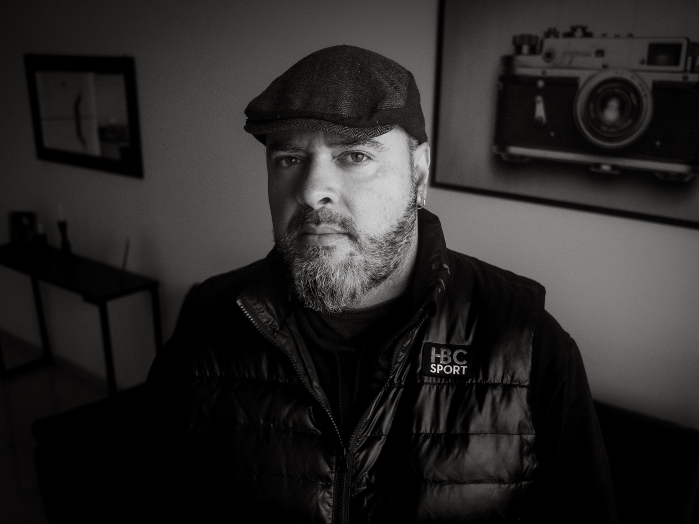 Бородатый мужчина в черной куртке