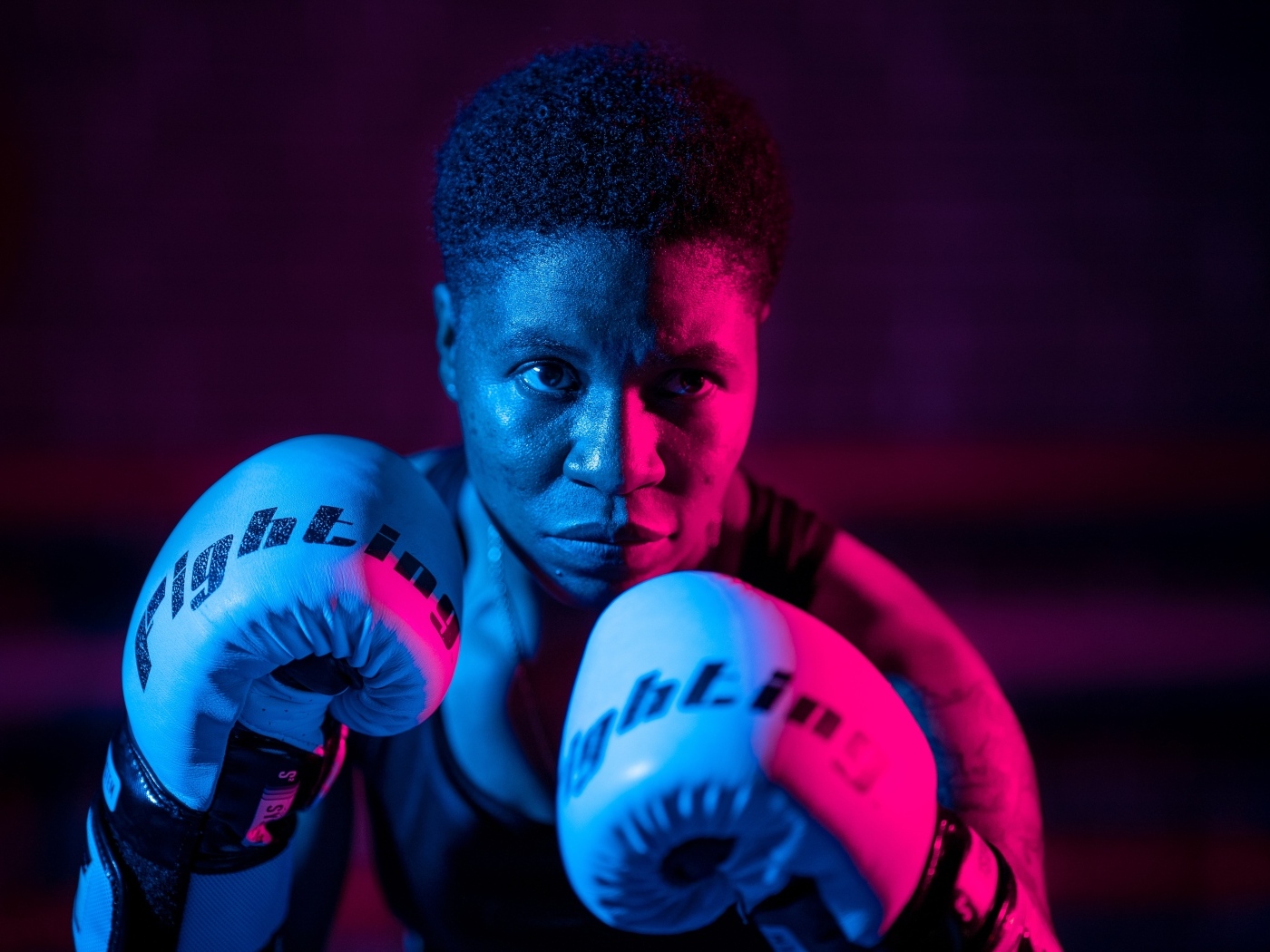 Мужчина в боксерских перчатках на черном фоне