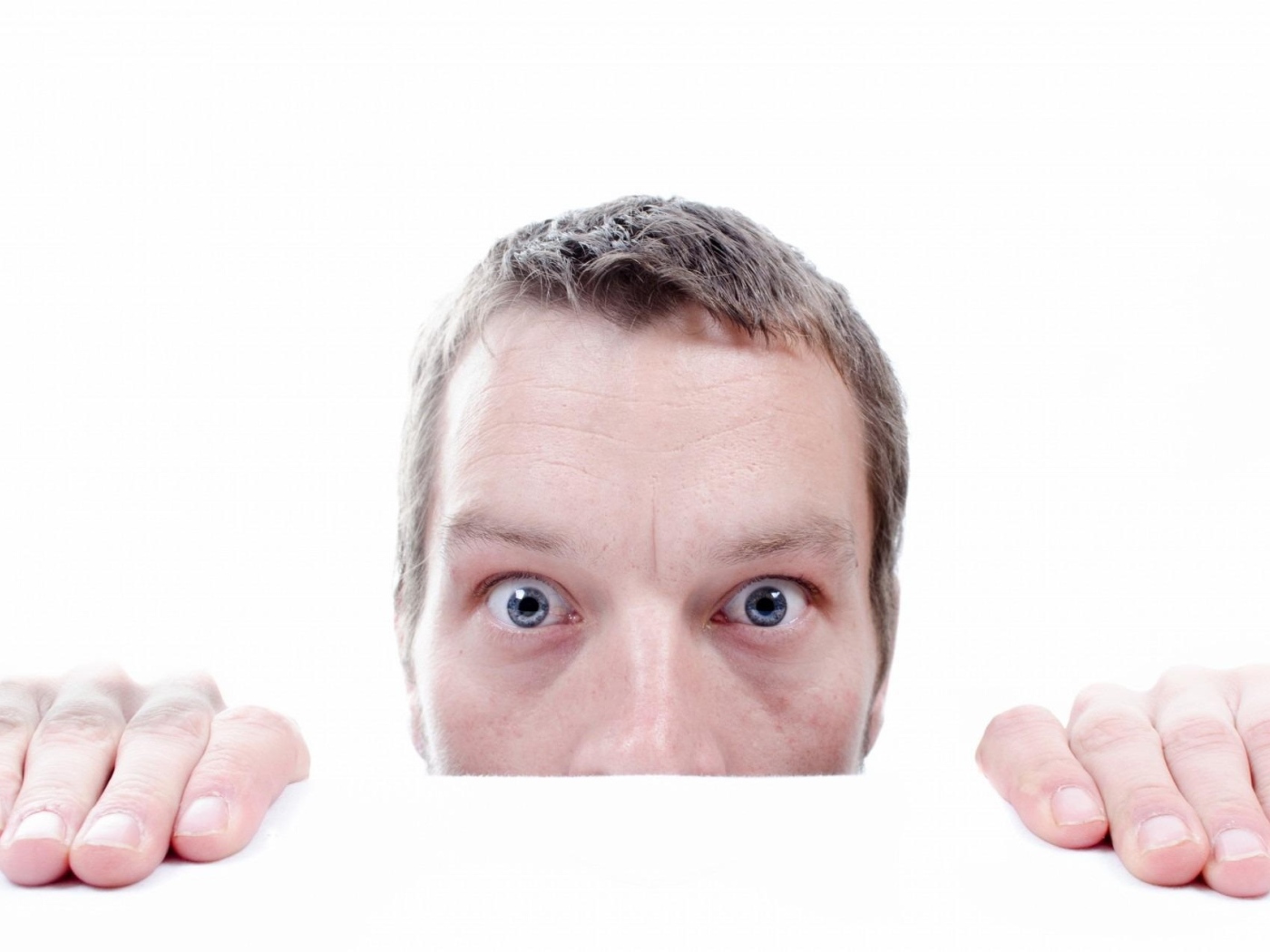 Удивленный взгляд мужчины на белом фоне