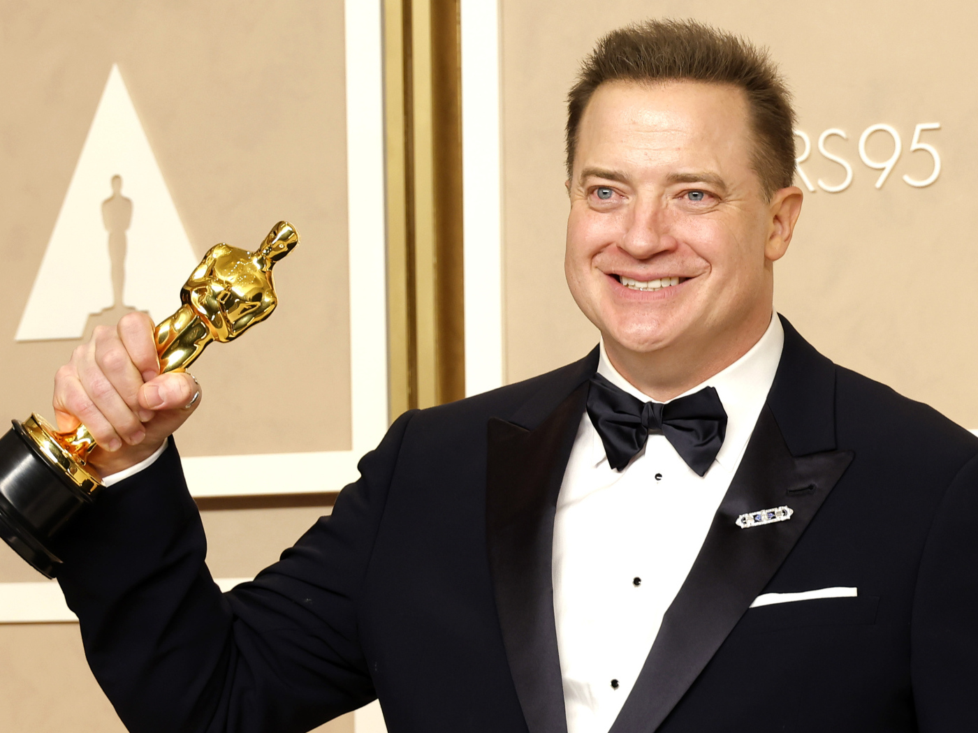 Актер Брендан Фрейзер с оскаром в руках
