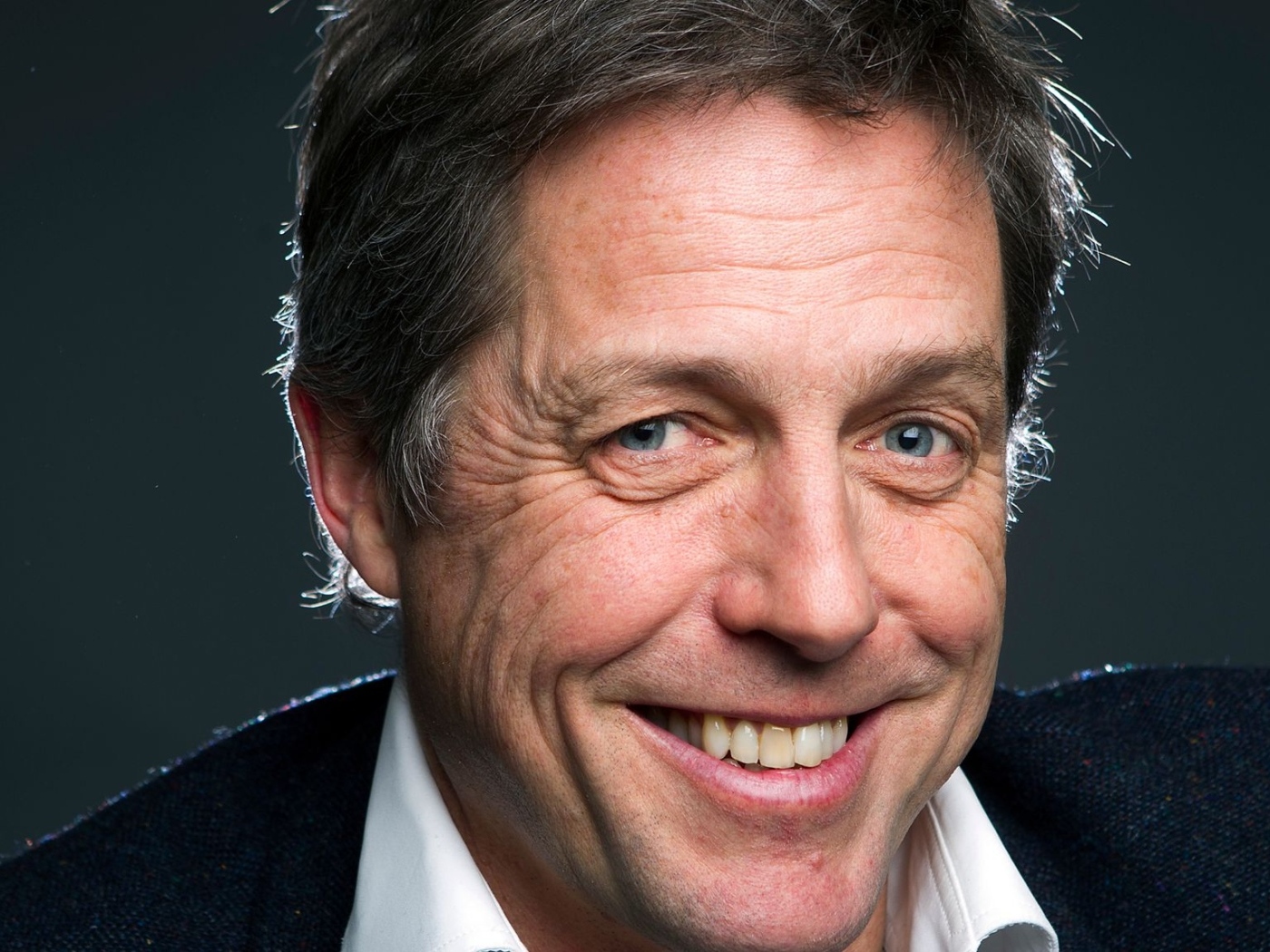 Актер Хью Грант с красивой улыбкой