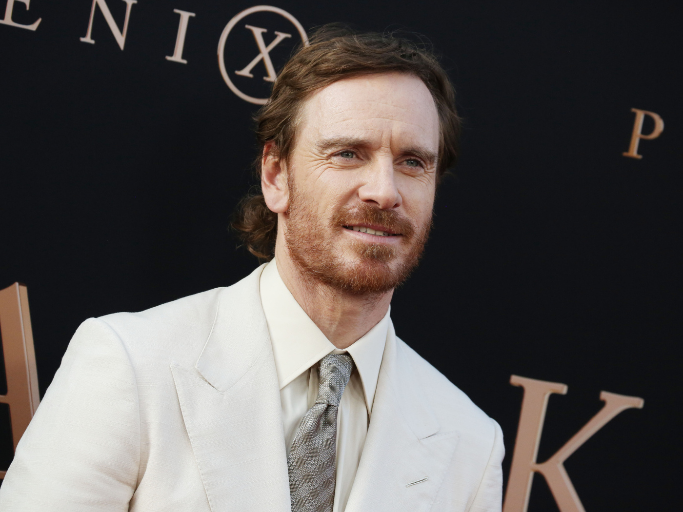 Актер Майкл Фассбендер в белом костюме