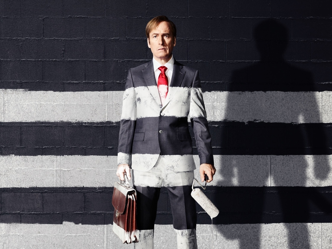 Актер комик Боб Оденкёрк у стены