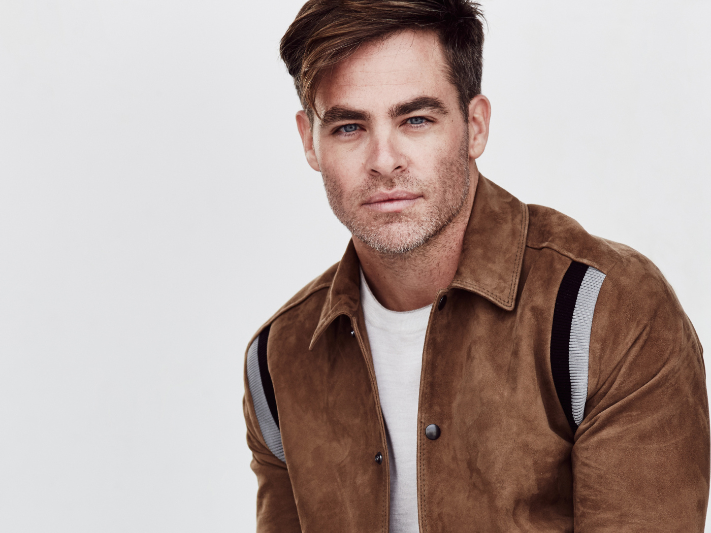 Яркий актер Крис Пайн на белом фоне