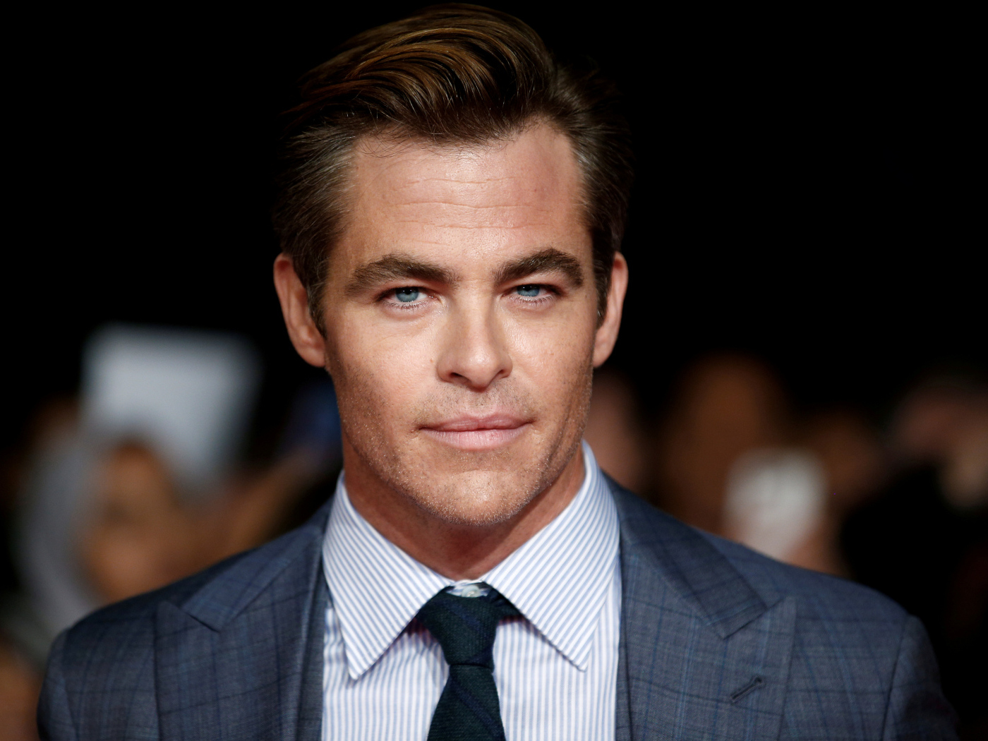 Популярный актер Крис Пайн в костюме