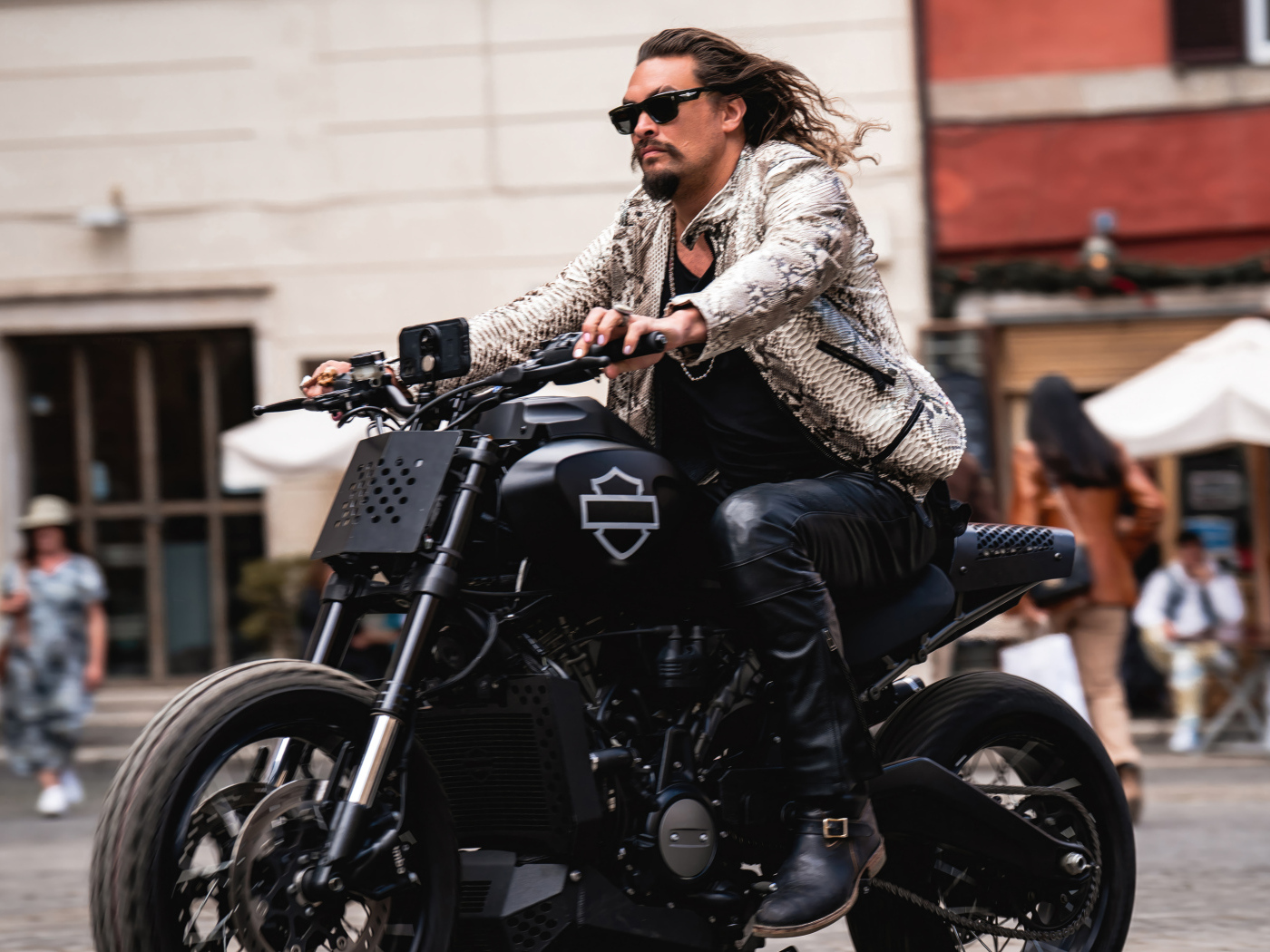 Актер Джейсон Момоа в фильме Форсаж 10